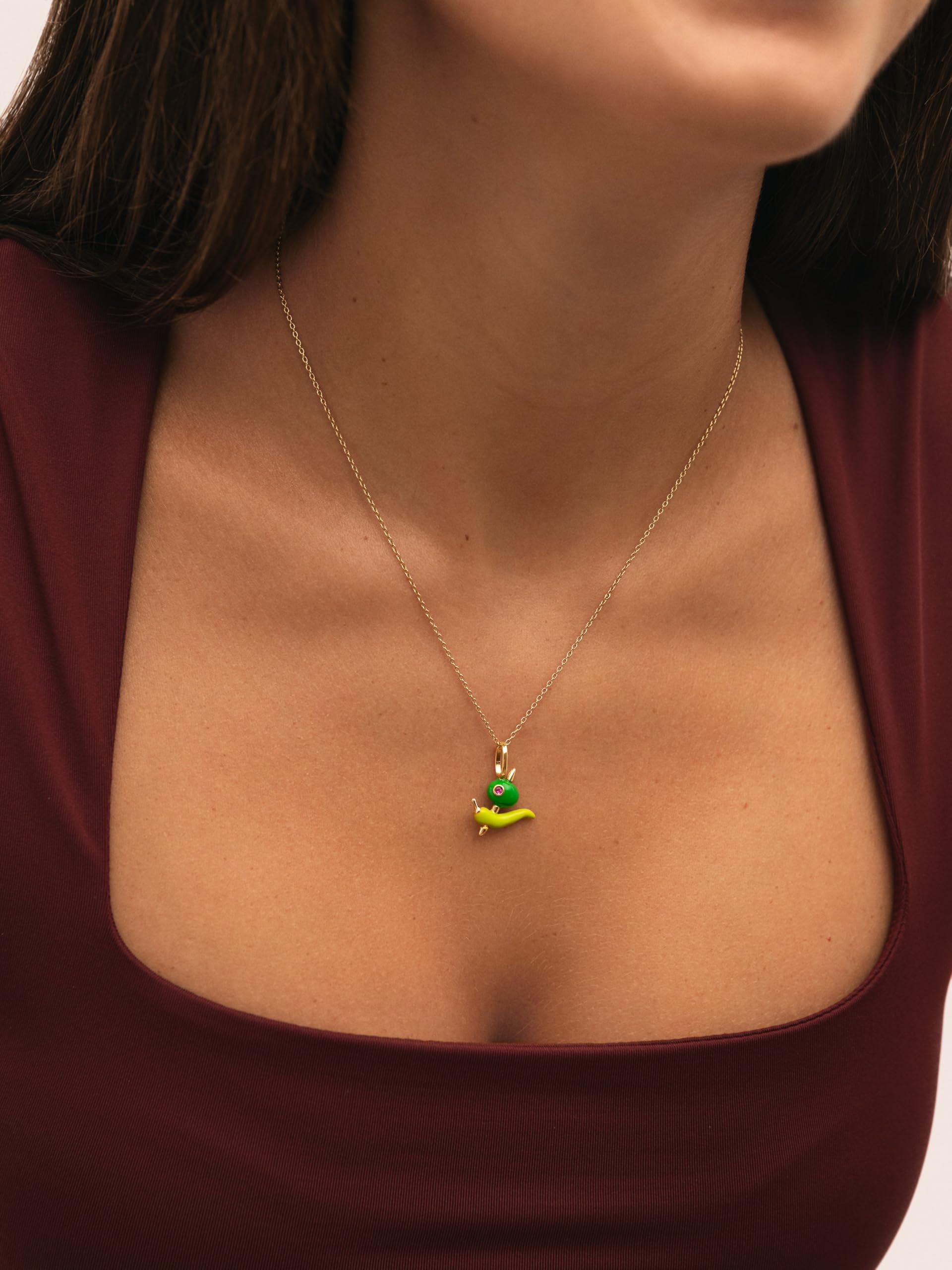 SINGULARU - Charm Piparra o Gilda. Latón con Baño en Oro de 18 Kt y Enamel. Joyas Para Mujer.