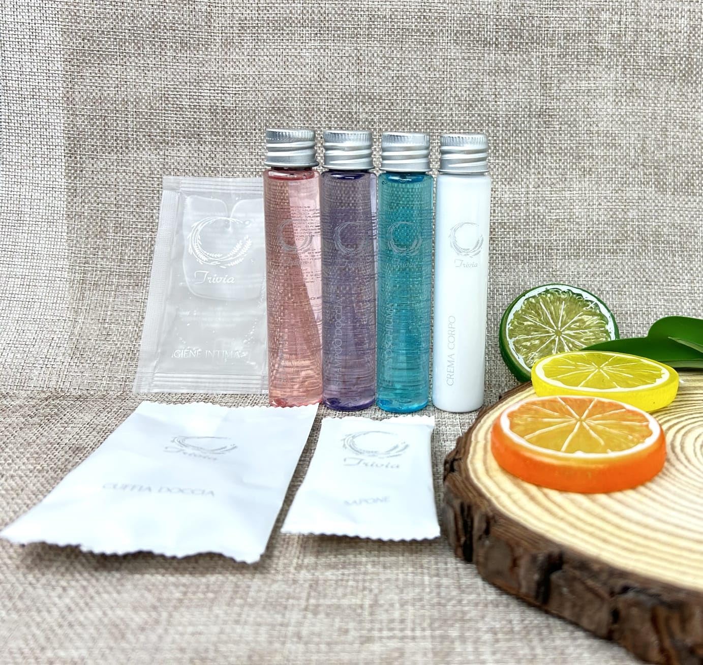 Kit Cortesia B&B Hotel Bagno Monouso 175 pezzi: 50x Shampoo Doccia Flacone 30ml 50x Igiene Intima Bustina 10ml 50x Sapone Rettangolare 25x Cuffie Doccia per Set Cortesia Bagno B&B Hotel Albergo