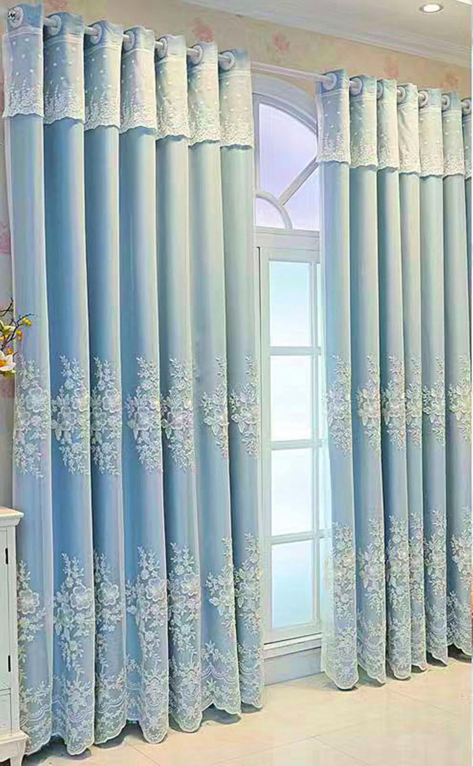 Rideau bleu double couche à œillets pour salon élégant et broderie florale