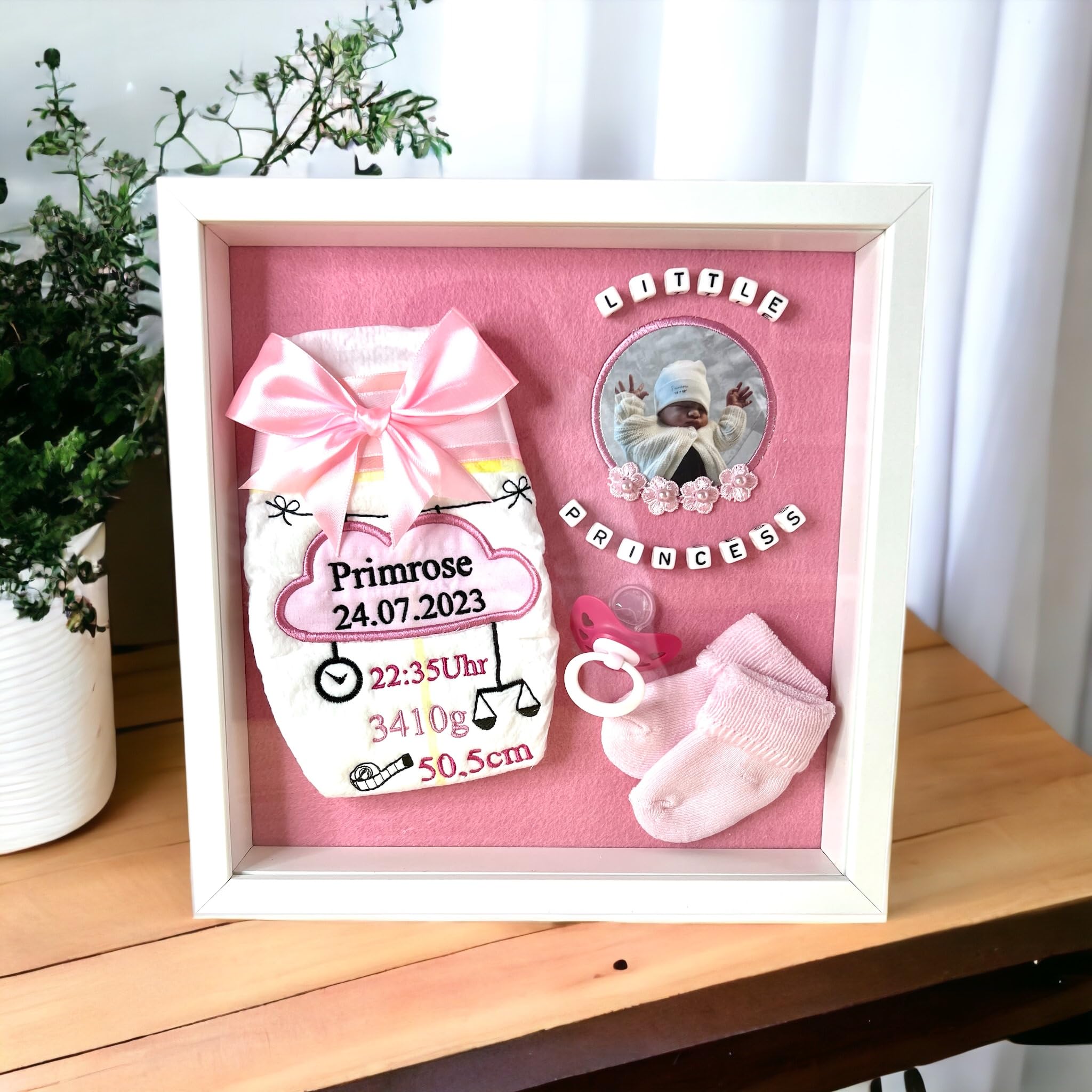 Generisch Bestickte Windel im Bilderrahmen Schnuller und Söckchen, mit Name, Daten und Foto vom Baby