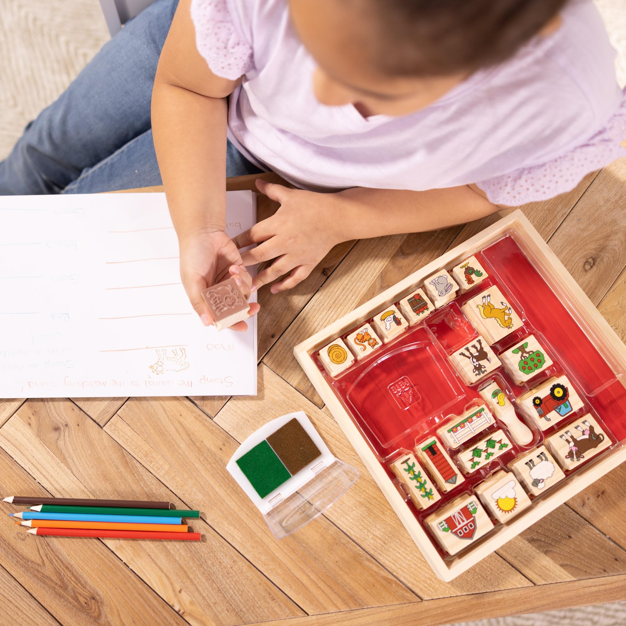 Melissa & Doug Jeu de timbres en bois La Ferme, Cadeau pour filles et garçons, 20 timbres, tampon d’encre, 5 crayons, Jouet créatif, Loisirs créatifs pour filles et garçons de 3 4 5 6 7 ans