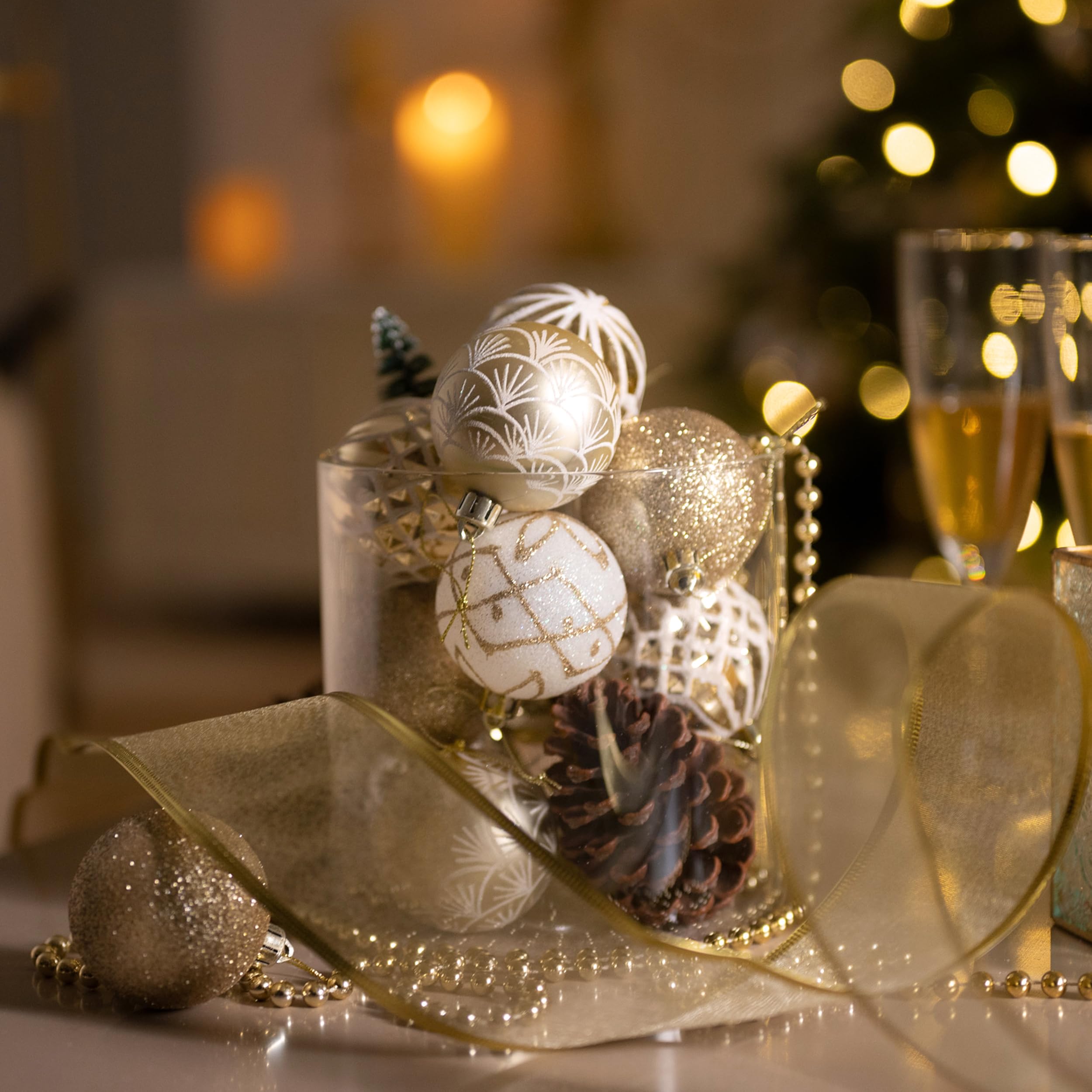 Valery Madelyn Lot de 30 boules de Noël - 5 cm - En plastique incassable - Décoration de Noël avec pendentif pour fête - Thème élégant - Blanc doré (M)