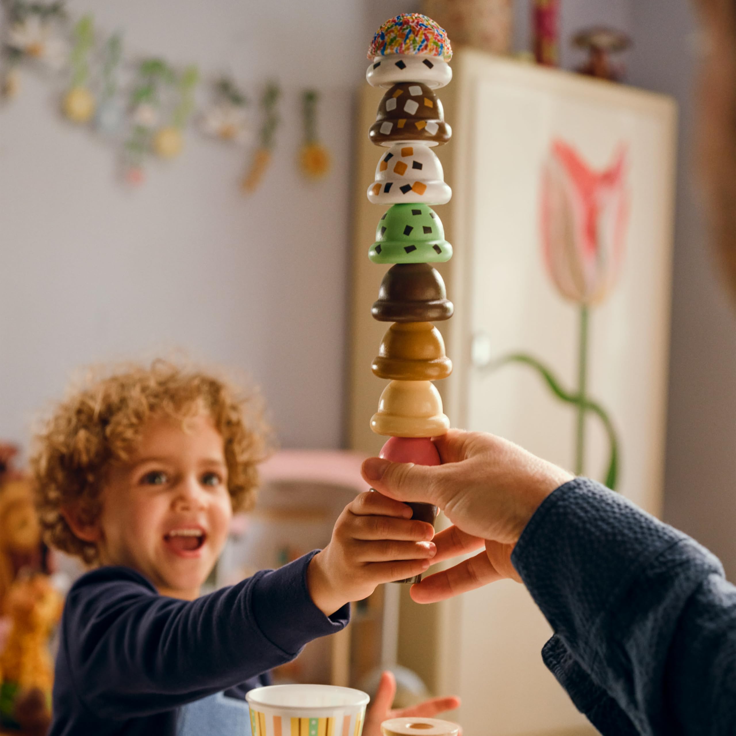 Melissa & Doug - Eisdiele aus Holz, 28-teilig, Für das Eisdielen-Rollenspiel mit 8 Sorten Eiscreme, Eistüten und Eisbecher, Spielgeld inklusive, Für Kinder ab 3 Jahren