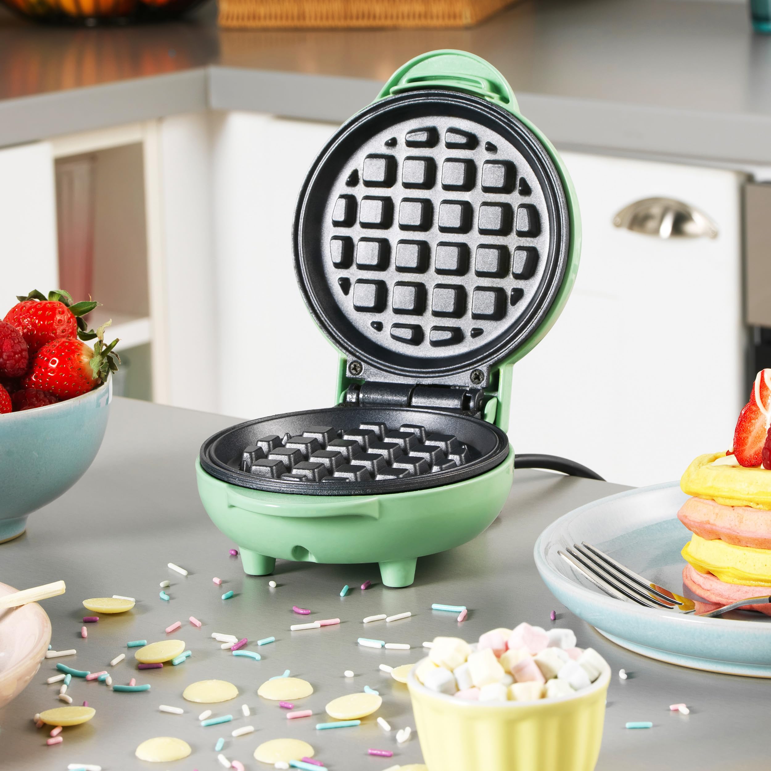 Giles & Posner Mini Waffle Maker – Máquina de Gofres Antiadherente, Para Gofres al estilo Belga y Americano, Snacks Dulces/Salados Postres, Compacto, Plato de Cocción Redondo de 11.5 cm, Verde Pastel