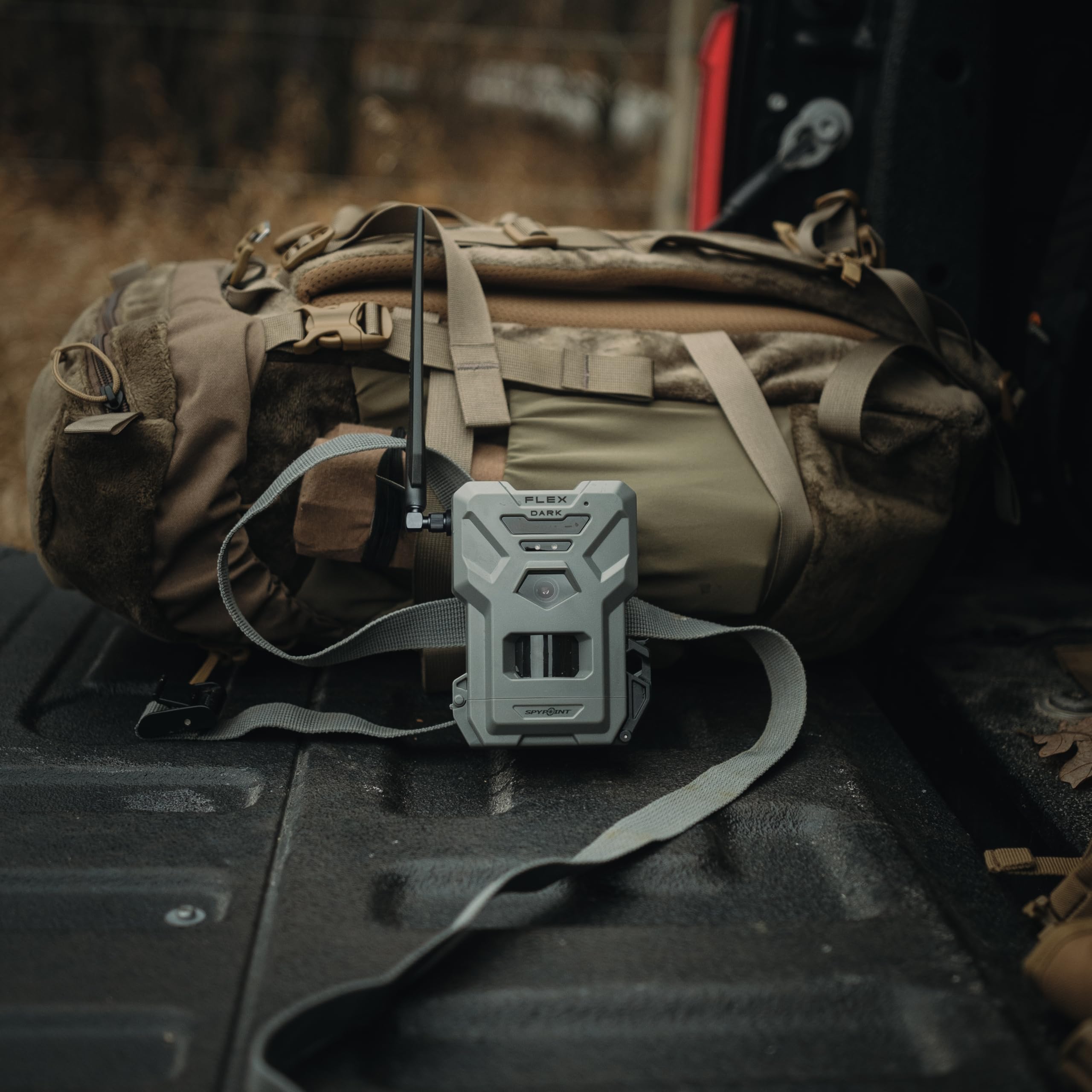SPYPOINT Flex-Dark Caméra de Chasse cellulaire 40MP, vidéo 1080p avec Son, Vision Nocturne sans Lueur, détection 30 m, sans Wi-FI, Infrarouge Invisible, pour Sentier et gibier | SIM préactivée, 8 piles AA requises, Sangle incluse, Détection 30m, Compatibl