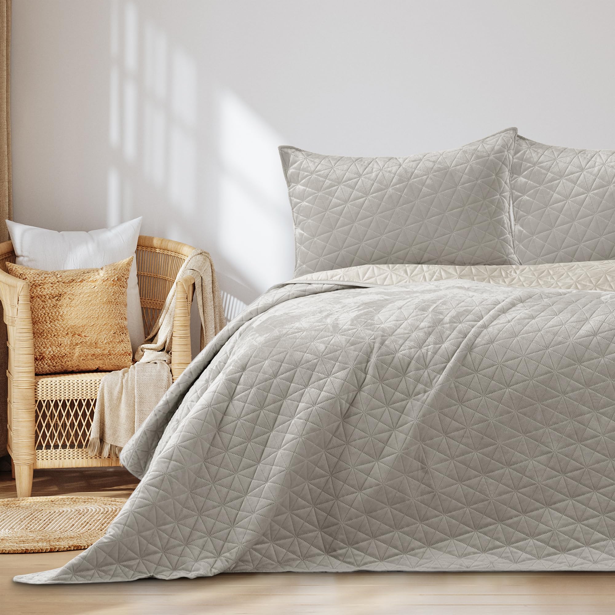 Tagesdecke 260x280 cm Beige Bettüberwürf zweiseitig Steppung Laila | Velvet Samt