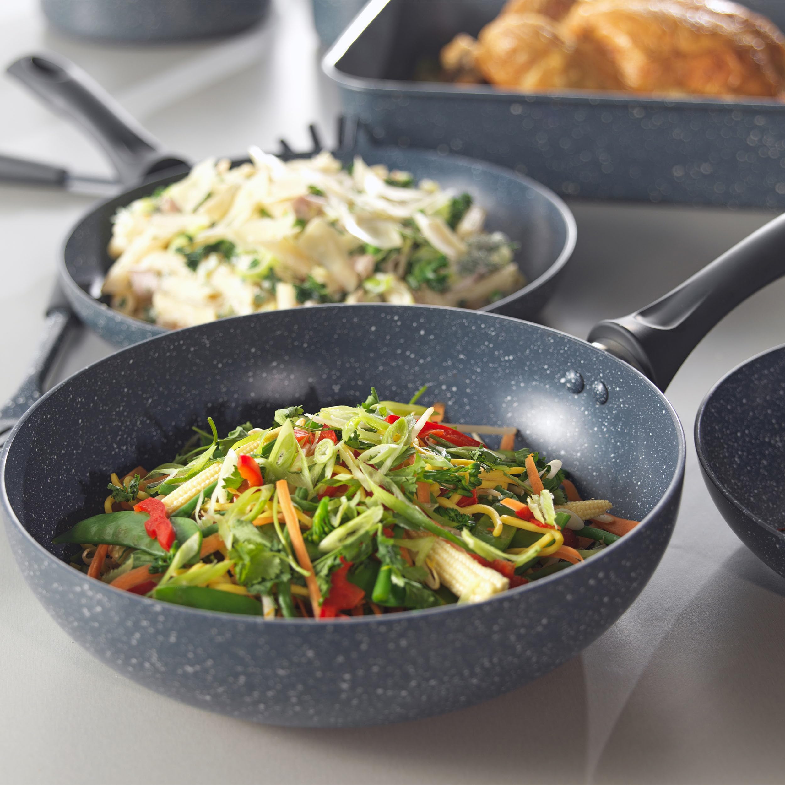 Russell Hobbs RH00851EU Nightfall Stone 28cm wok, padella soffrigante, alluminio pressato, piatto misto, piatto a induzione, Sicuro per induzione, per friggere, friggere patate/verdure, marmo blu