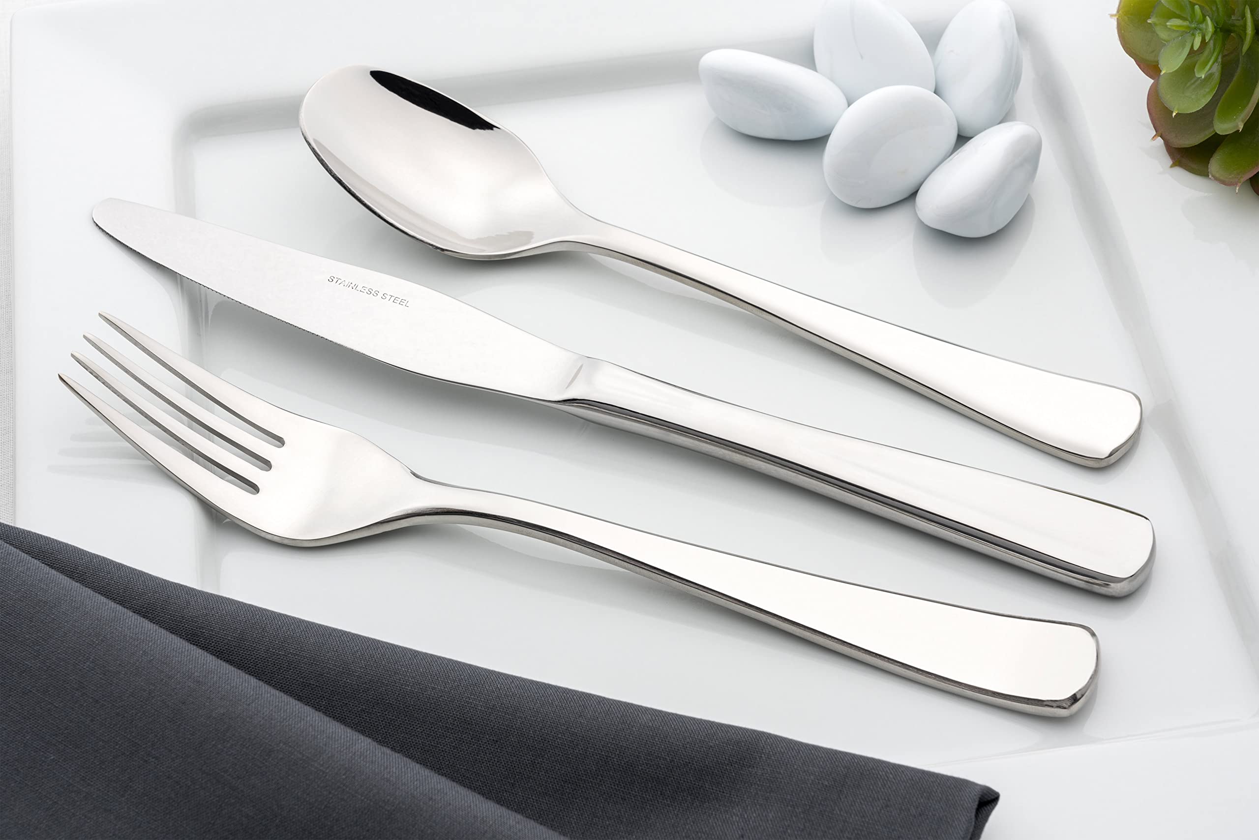 Rockingham Forge Designer Collection Jubilee - Set di 12 coltelli da tavola in acciaio INOX 18/10 forgiato, 225 mm, finitura lucida