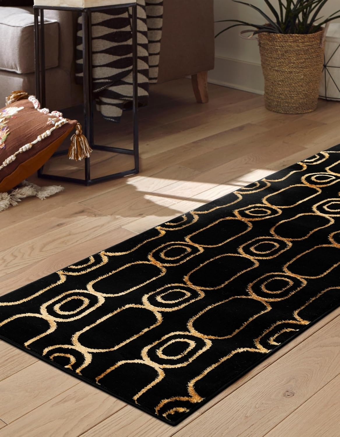 Rugs.com Vogue Geo Collection Rug – 6 Ft Runner Black Medium-Pile Rug Perfect for Hallways, Entryways
