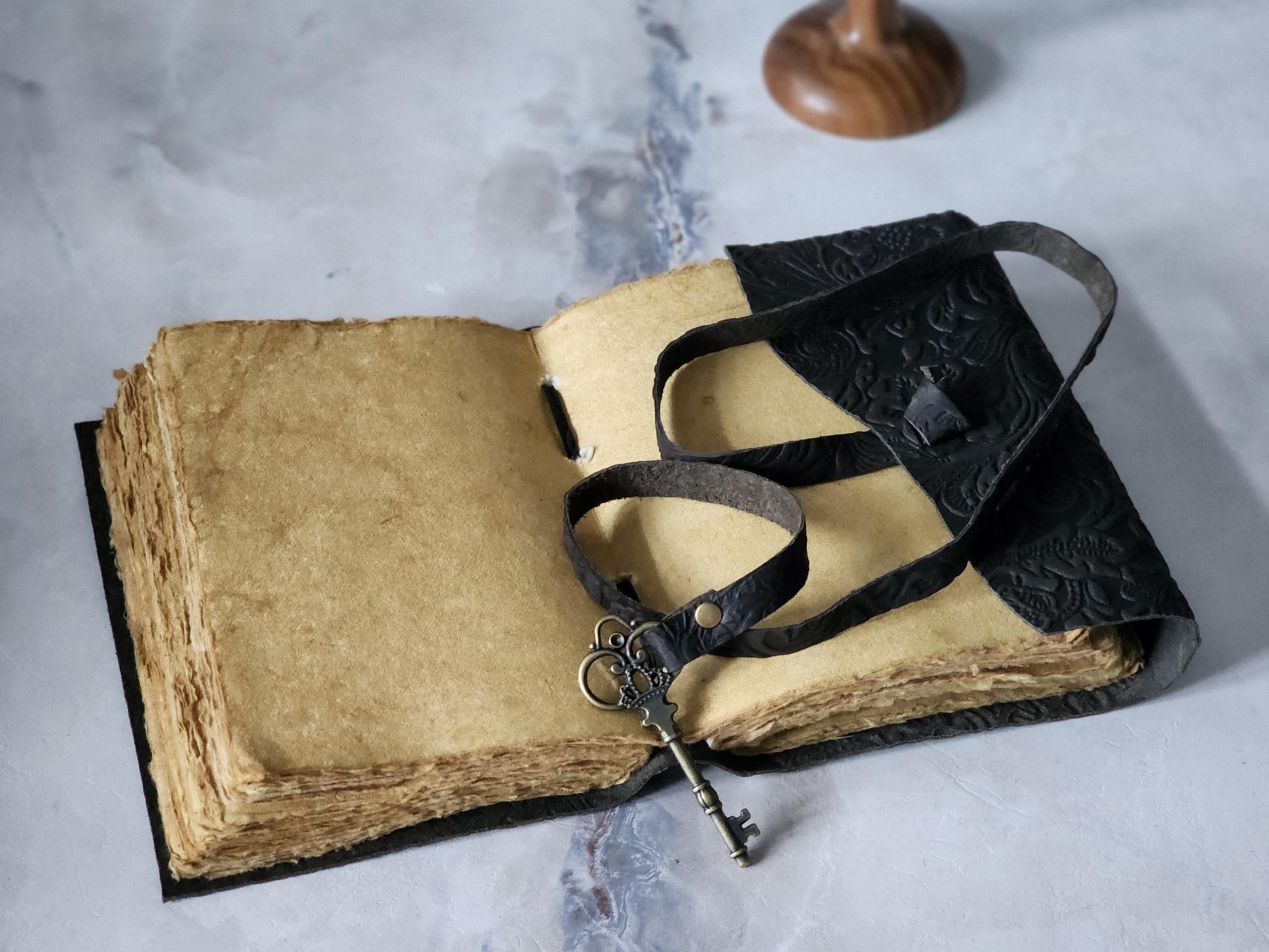 Journal de voyage en cuir gaufré avec clés anciennes et pages vintage faites à la main – Carnet de croquis en cuir – Carnet d'ombres – Grimoire en cuir (noir, 20,3 x 15,2 cm)