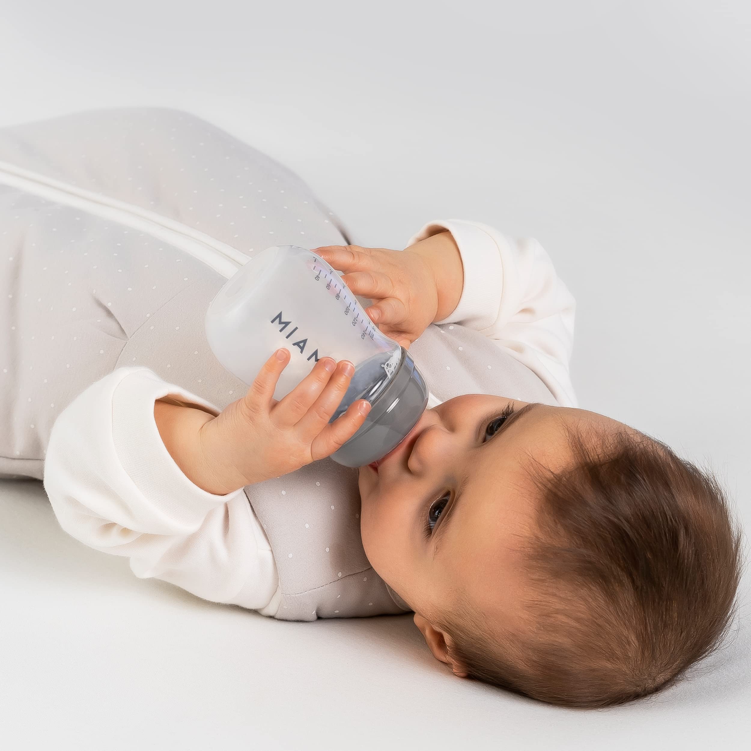 MiaMia Babyflaschen 3x 140 ml | 3er Set Flaschen mit weichem Silikon-Trinksauger | BPA-frei & Anti-Kolik | Ab 0 Monate | Spülmaschinenfest