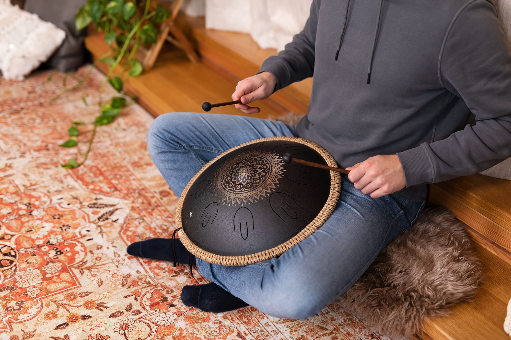 Sonic Energy Steel Tongue Drum – Octave Tank Drum 16 pouces en Ré Kurd – pour la méditation, le yoga, la percussion - noir avec gravure- inclus mailloches et sac (OSTD1BKE)