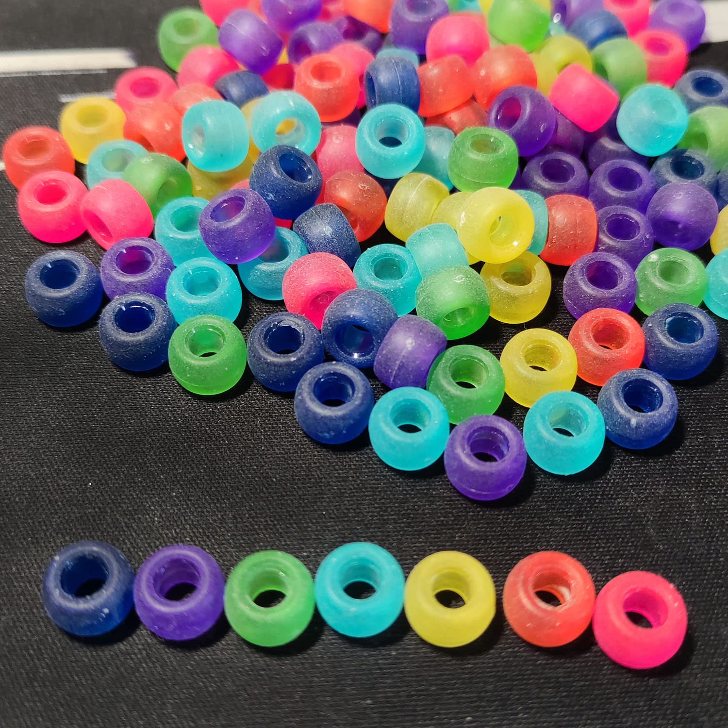 Gxadwzy 500 perline pony 6 x 9 mm brillanti perline colorate con foro grande per gioielli, bracciali, collane, portachiavi, fai da te