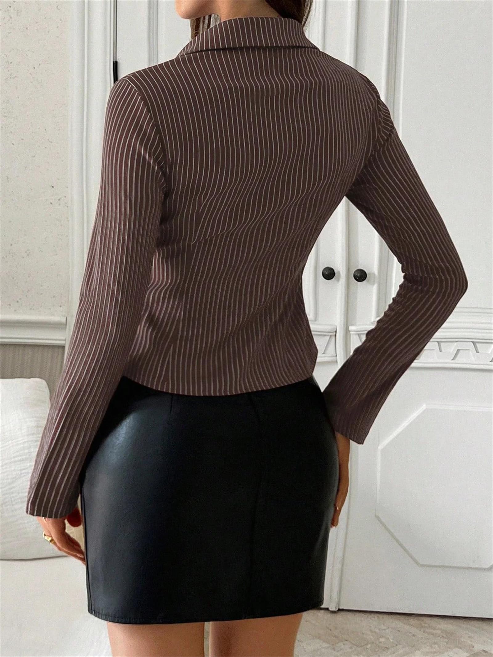 Genérico Camisa de Oficina a Rayas para Mujer, Ajustada, con Botones, Manga Larga, puños Acampanados, Cuello Vuelto, Abertura Completa y Corte elástico (café pequeño)