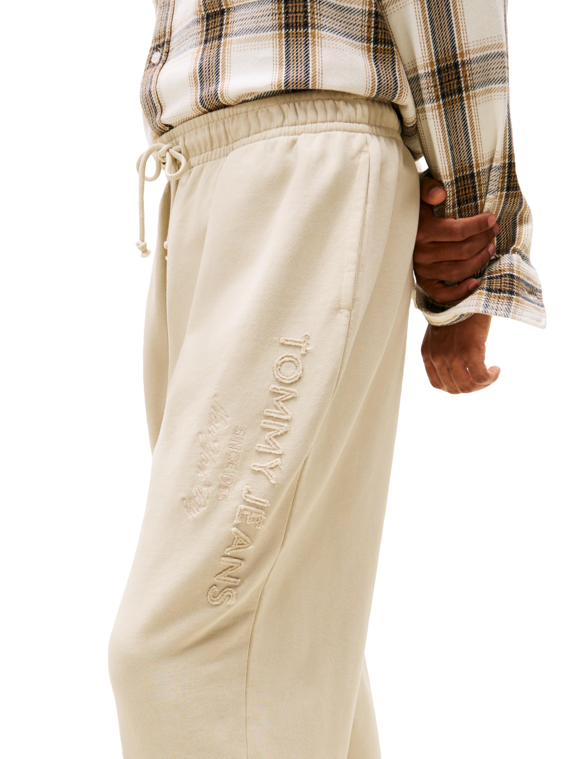 Tommy Jeans Pantalones deportivos casuales de algodón para hombre con logotipo bordado tonal, Arena del Golfo, Mediana 2