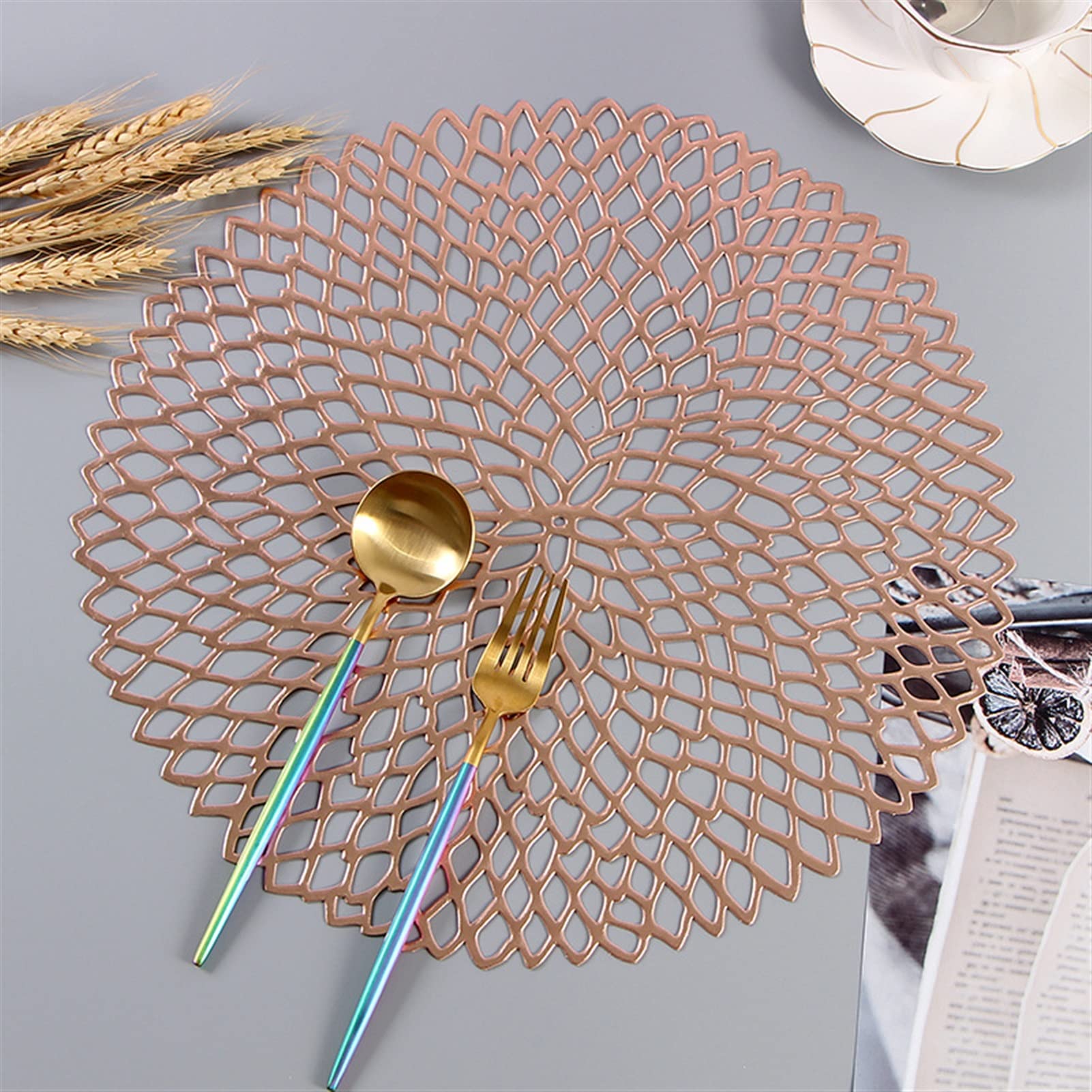 Set de table fleur de tennis en PVC doré pour sublimer vos dîners de fête en cuisine