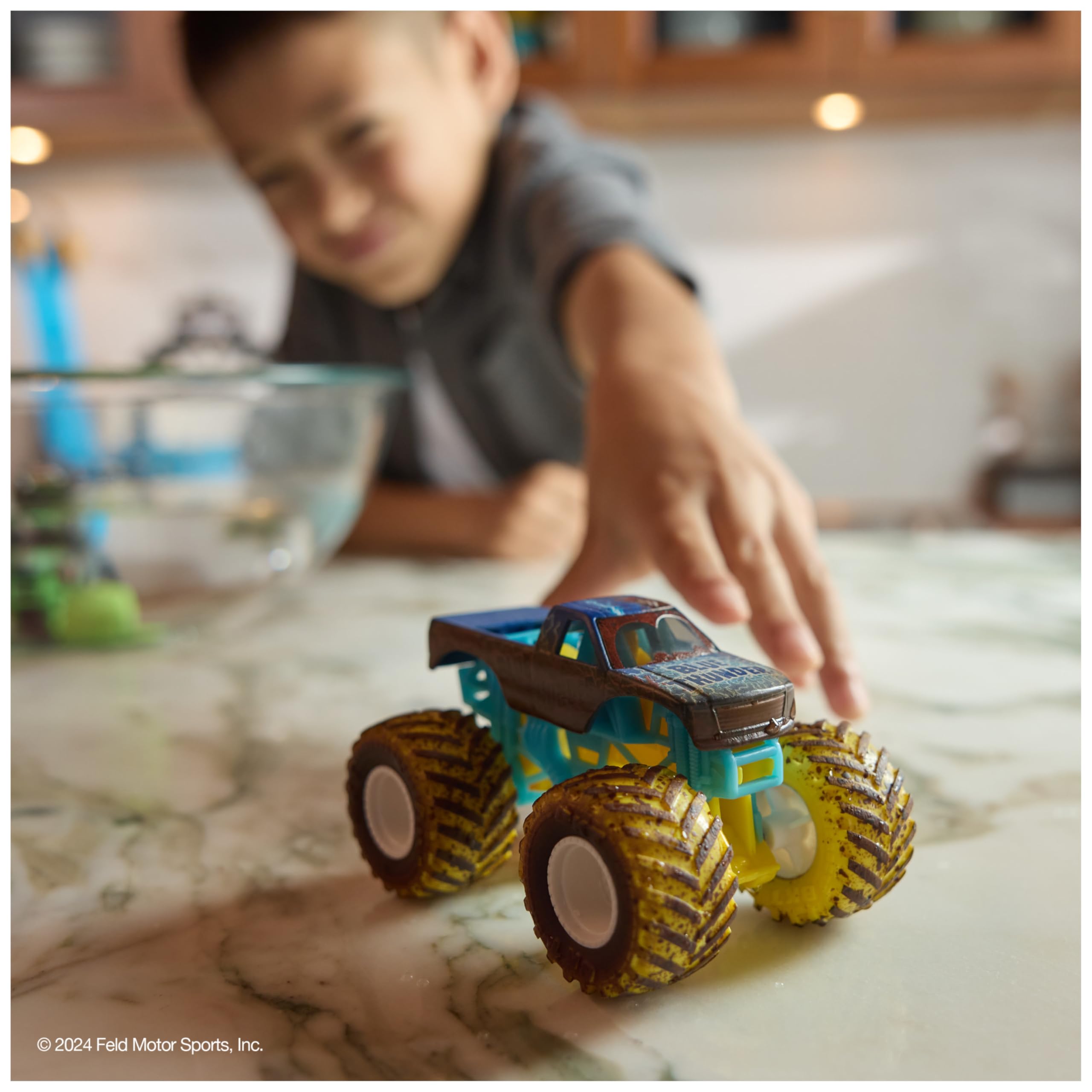 Monster Jam - Coche Monster Truck MUD Blasters DE Metal Escala 1:64, Cambia DE Color - Modelo Aleatorio - Camiones de Juguetes para Niños - Juguetes Niños 3 años +