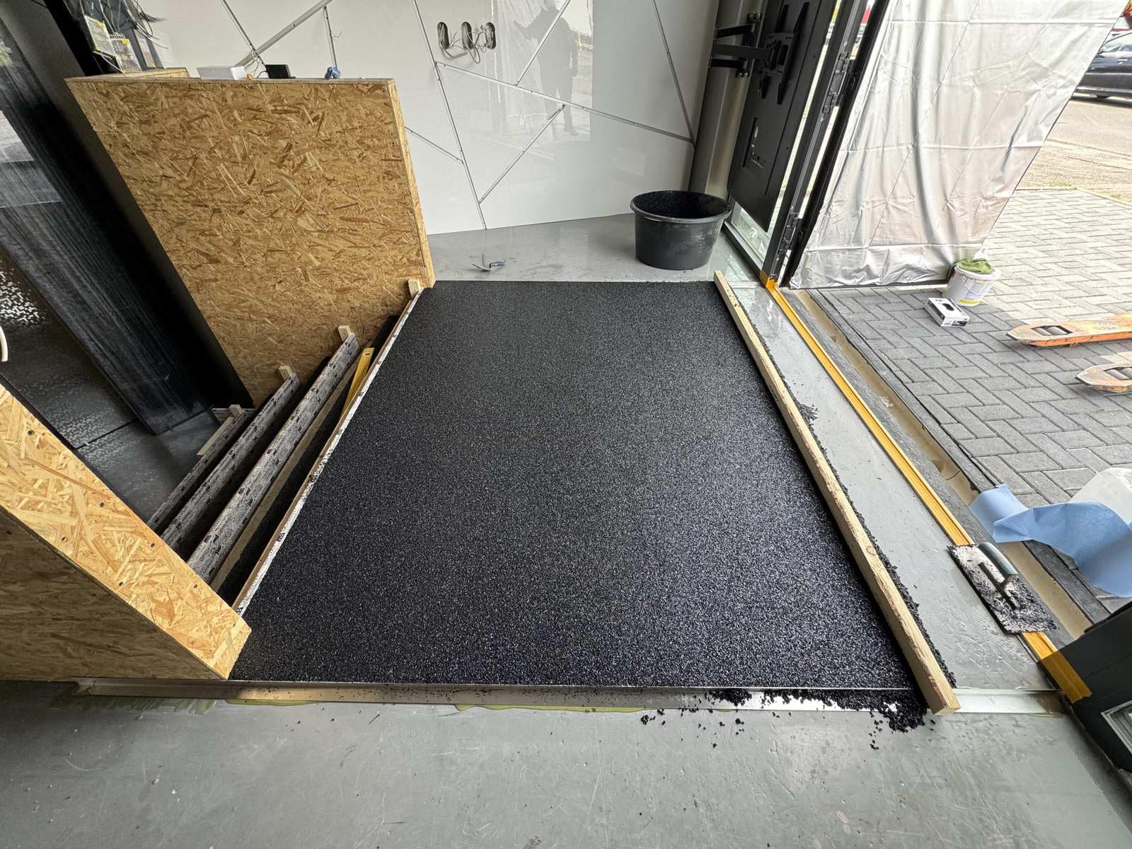 Steinteppich Epoxidharz Set Innen & Außen (ca. 56kg / 4-5m²) | 16 Farben | 50kg 2-4mm Marmorkies + 6L, 2K Epoxidharz Bindemittel | Für Balkon, Terrasse, Treppen, Garage