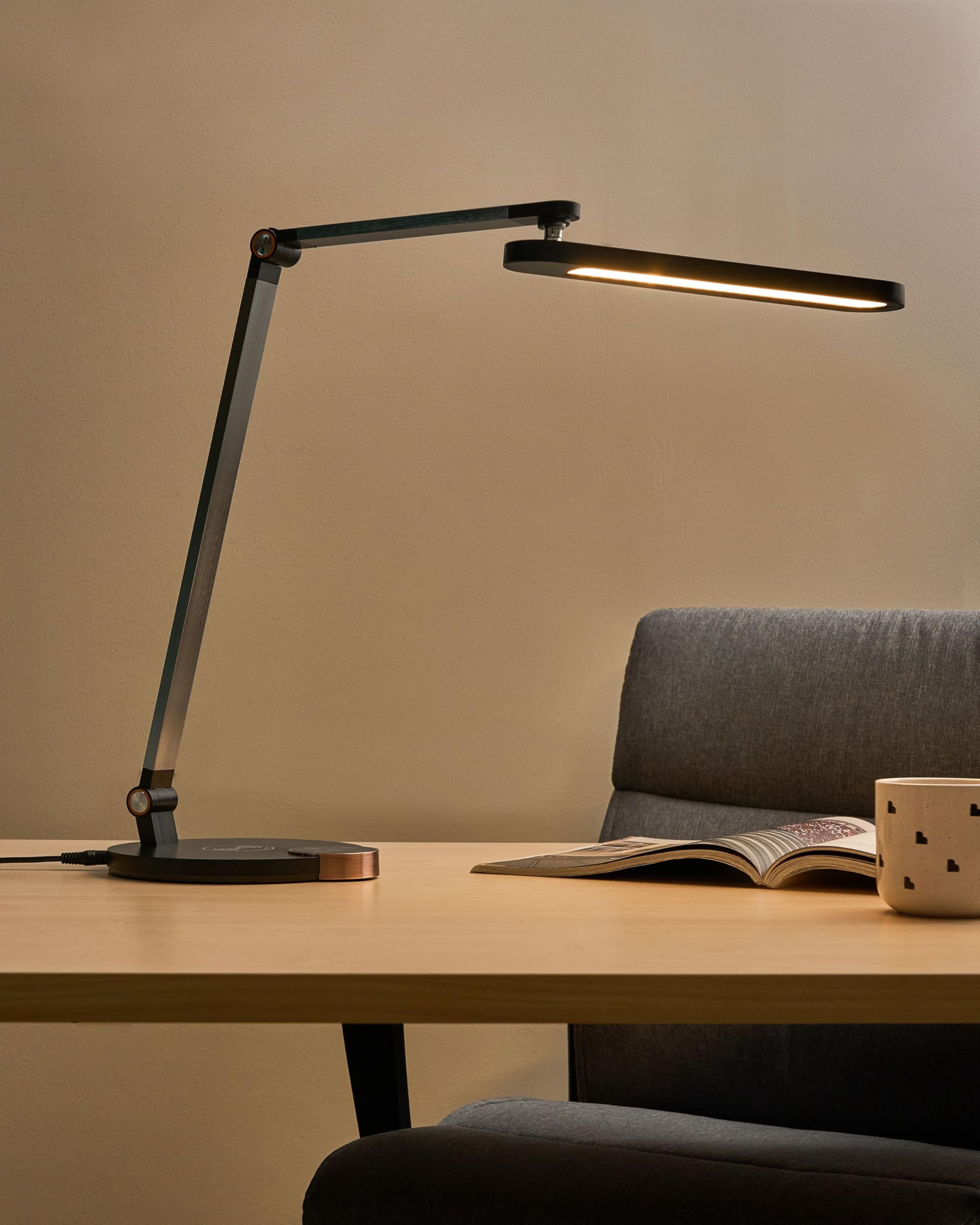 Lampka biurkowa do home office 3 temperatury światła bezstopniowy ściemniacz ładowarka indukcyjna regulowany klosz materiał syntetyczny czarna Caroy