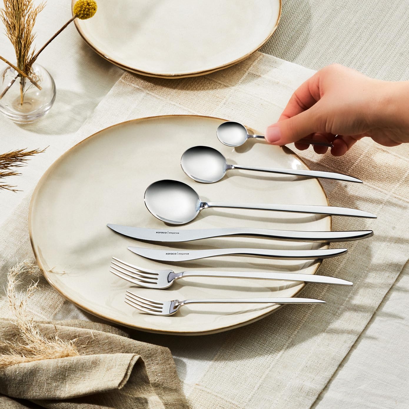 Karaca Amour Elegance - Cubertería de 84 piezas con caja para 12 personas, acero, 12 tenedores, 12 cucharadas, 12 cuchillos de mesa, 12 tenedores de postre, 12 cucharas de postre