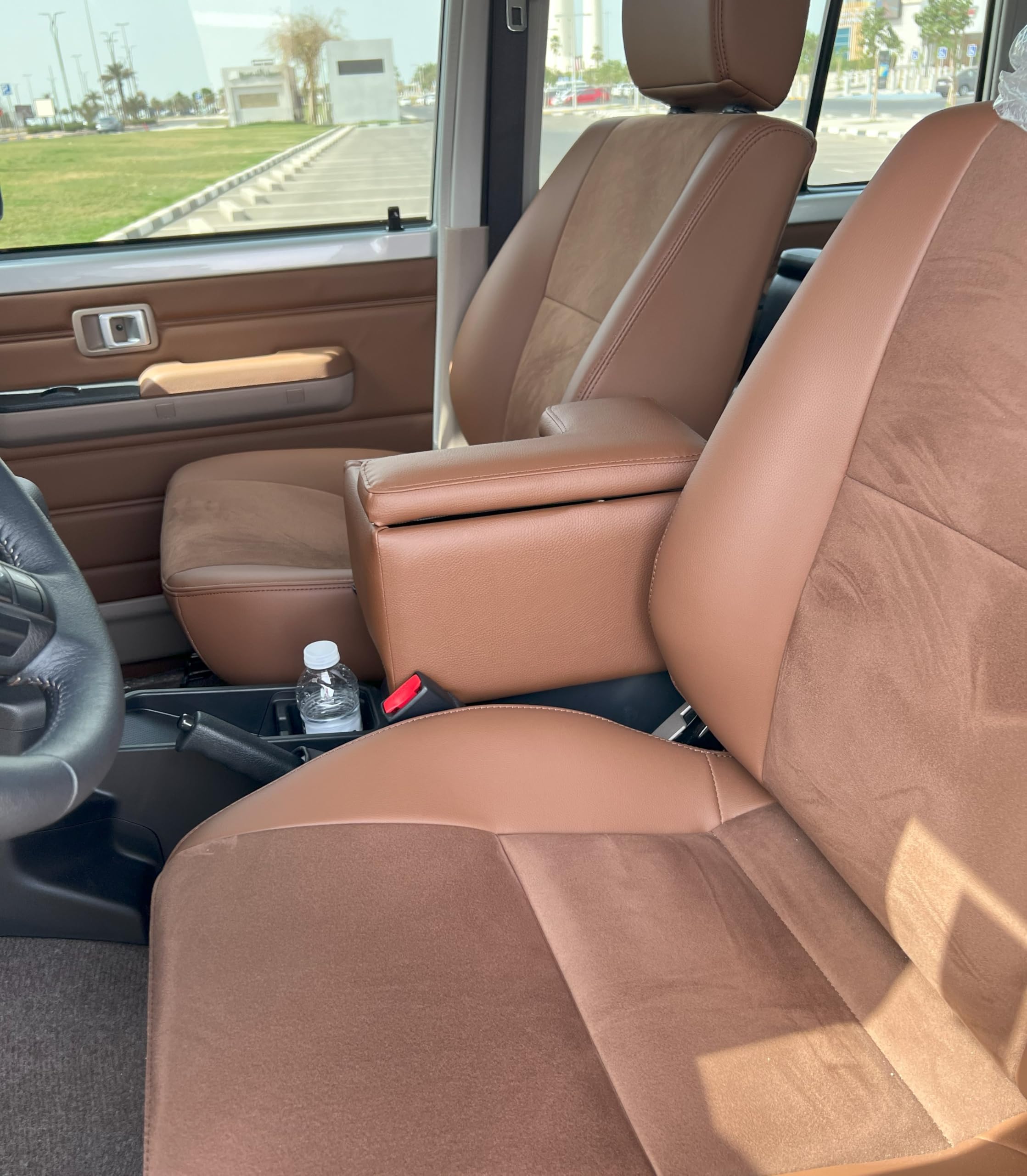 ランクル70用TMEセンターアームレスト（ドリンクホルダー付き） Amazon | TME ランクル70 全年式対応 70系プラド アームレスト