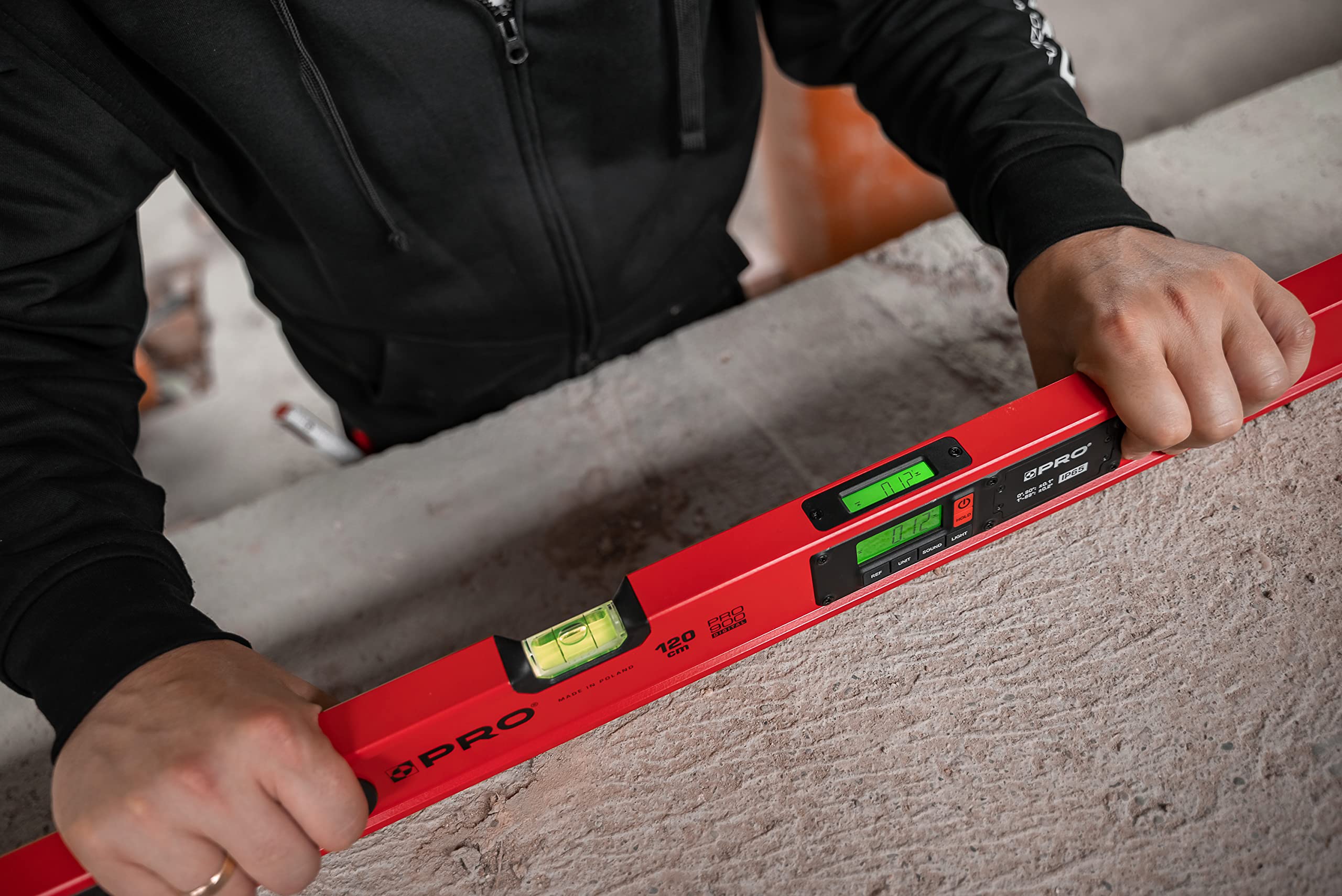 PRO900 Niveau Electronique 60cm avec 2 écrans LCD et pochette - Niveau à bulle numérique avec mémoire de mesure jusqu'à 19 résultats - Indice de protection IP65 - Couleur Rouge