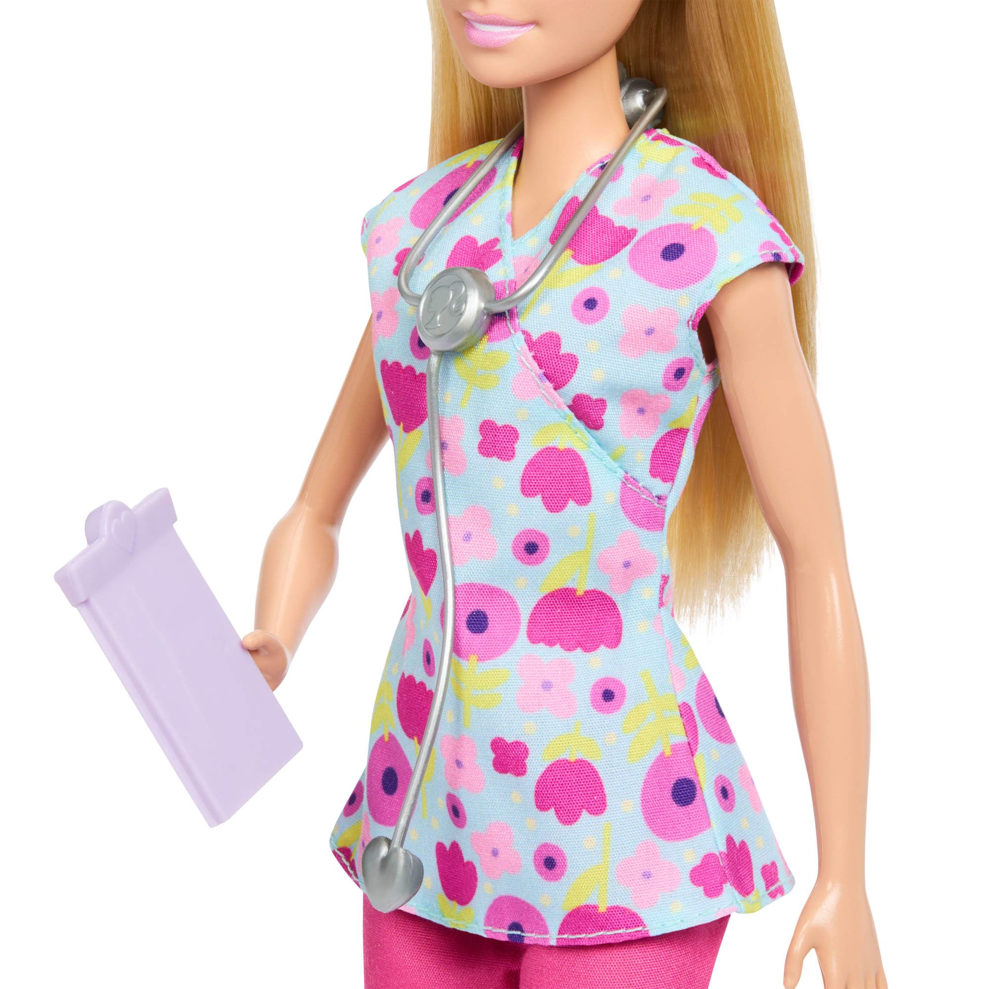 Barbie Carriere - Pediatra, set con bambola bionda con camice a fiori colorato, 2 mini bambole neonati, lettino per le visite e accessori a tema inclusi, 3+ anni, JMK12