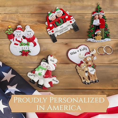 Miniatura 6 de Adorno personalizado para pareja 2025  Personalización gratuita las 24 horas  Adornos de Navidad de muñeco de nieve grabados con láser para árbol