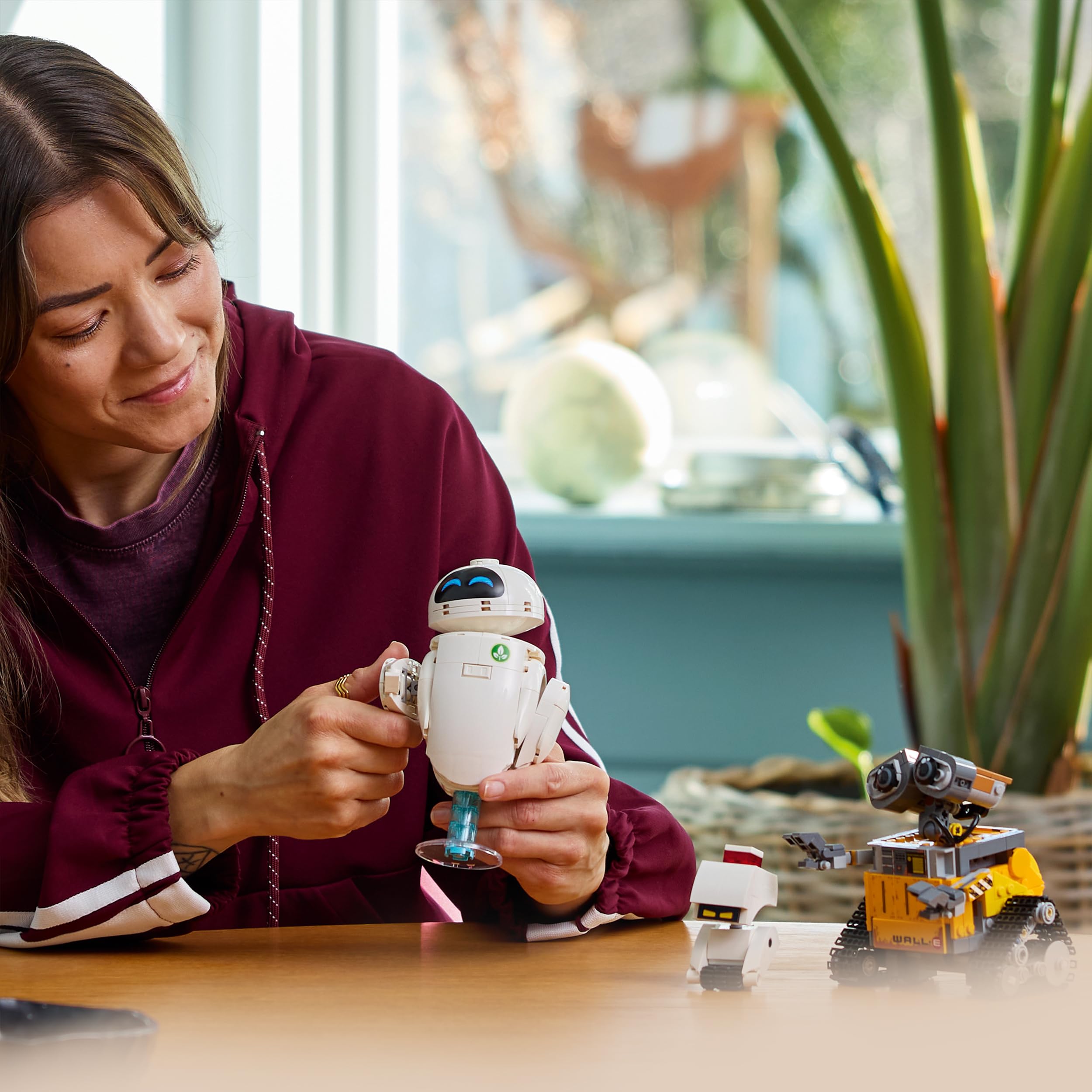 LEGO | Disney Pixar WALL-E e EVE - Kit di Modellismo per Adulti da Esposizione - Costruzione Fai da Te con i Personaggi di M-O e Hal - Decorazioni per la Casa - Regalo da Collezione per Fan - 43279