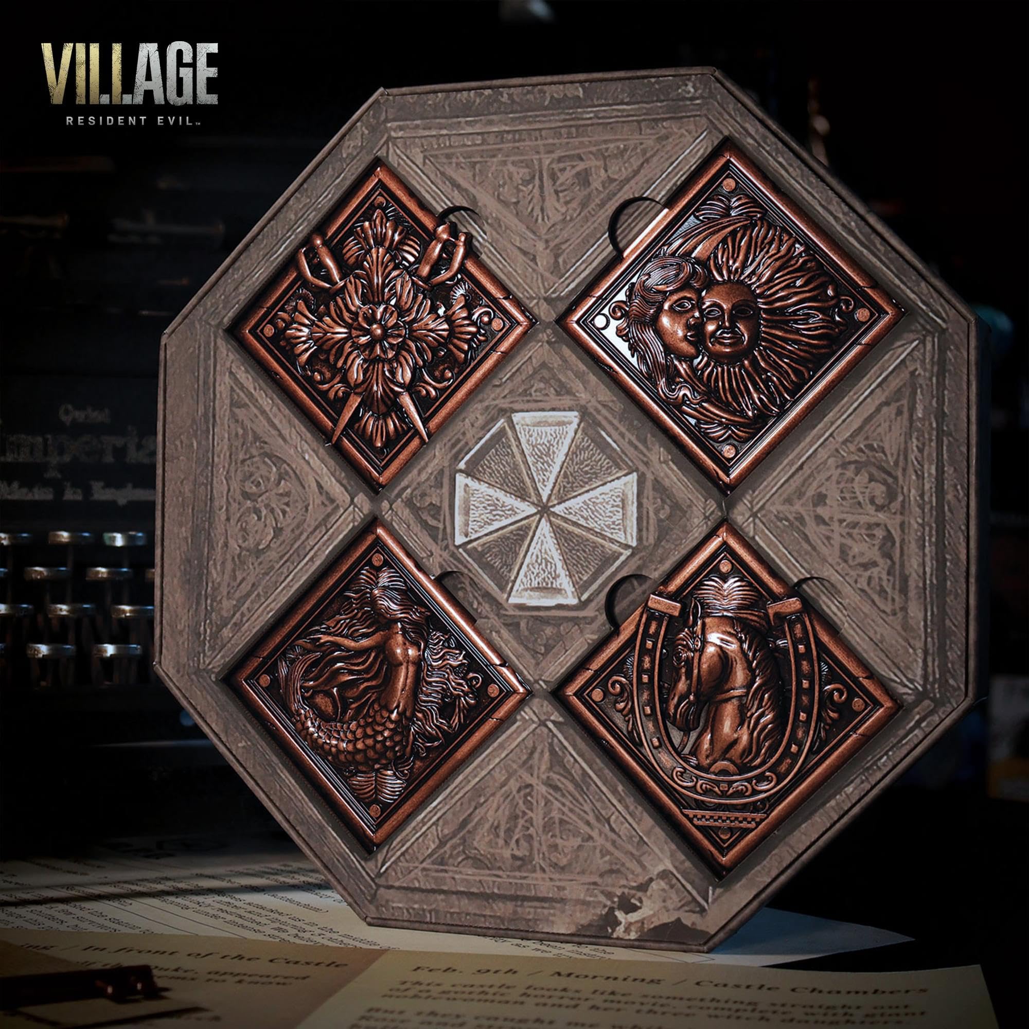 FANATTIK Resident Evil VIII - Villaggio Replica Casa Crest Medallion Collezione, Misura Unica, Plastica, Nessuna Pietra preziosa