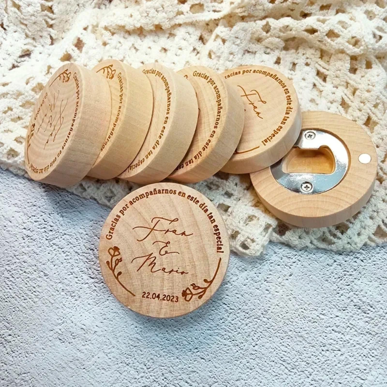 Abridor de botellas personalizado, recuerdos de boda, grabado personalizado, imán de madera para nevera, abrebotellas redondo para bodas, invitados, compromisos, cumpleaños, bautizos de bebé (100