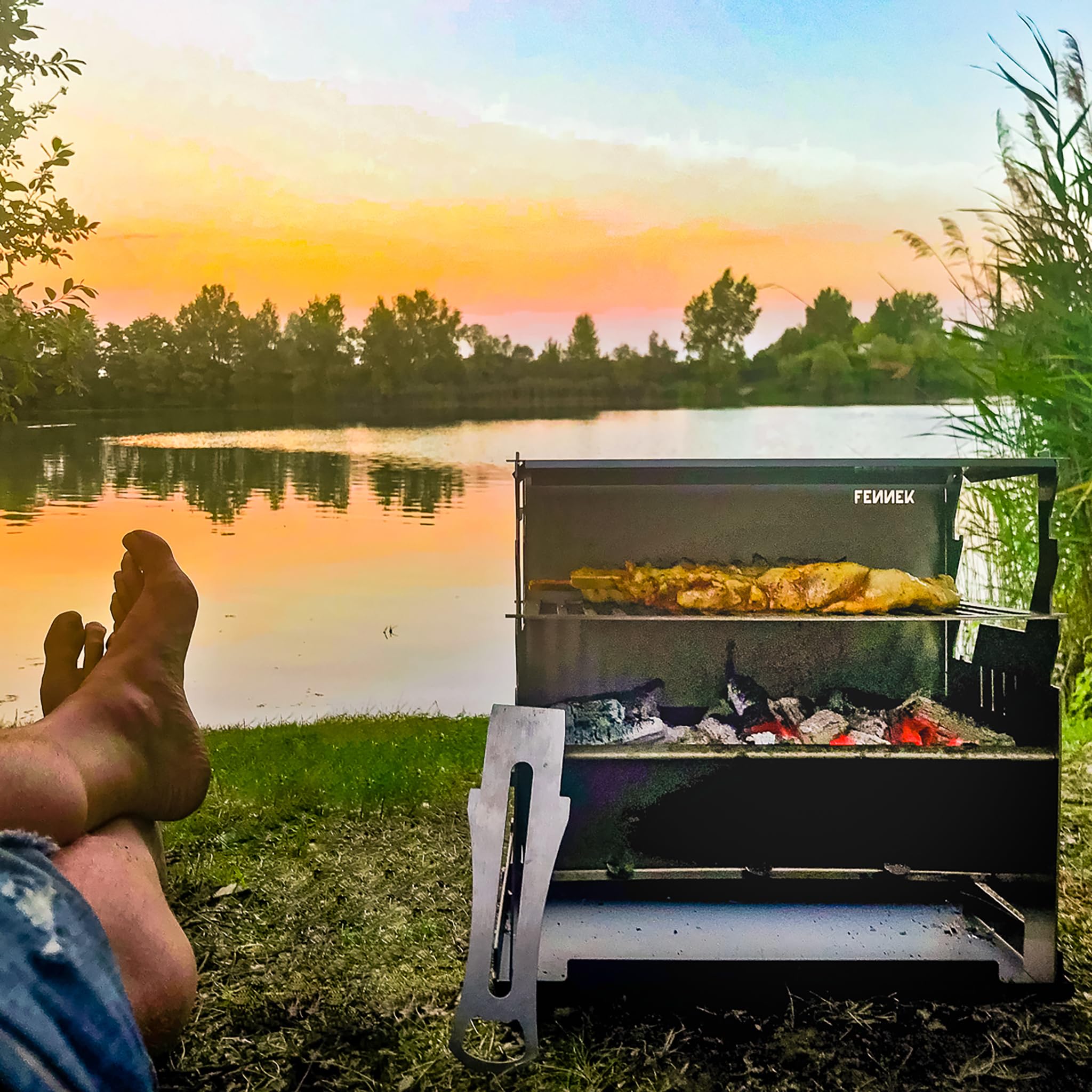 FENNEK Grill und Zubehör | Mobiler und steckbarer Holzkohle-Grill aus Edelstahl für Camping, Trekking, Vanlife, Garten und Outdoor Grill-Spaß | mit integriertem Kohlekamin | Made in Germany