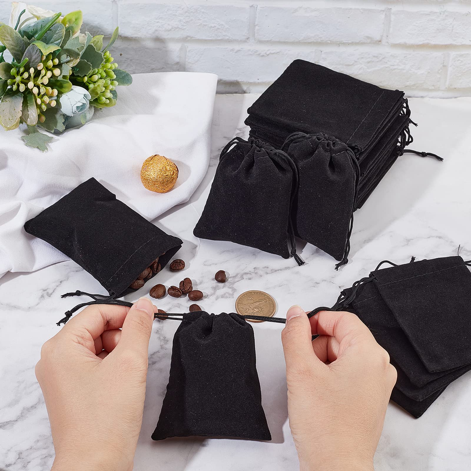 NBEADS Borsa per Gioielli, 100 Pezzi in Velluto Borsa con Coulisse in Tessuto per Bomboniere per Feste Regalo, Nero, 8,5X7 cm