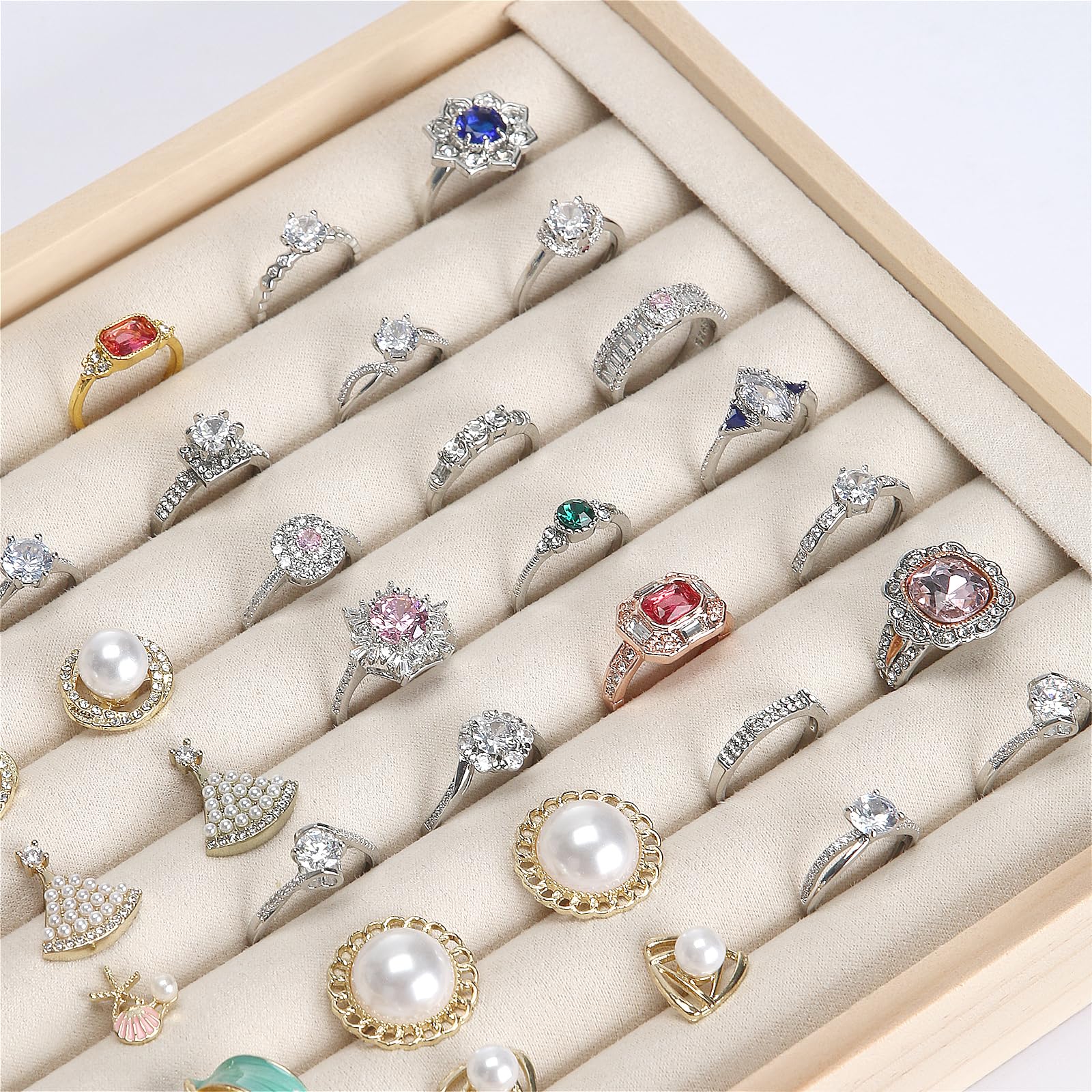 KUKUVR Bandeja de madera para anillos, estuche de almacenamiento de joyas de terciopelo para anillos, aretes, bandeja organizadora para almacenamiento de escritorio o espectáculo de ventas (beige)