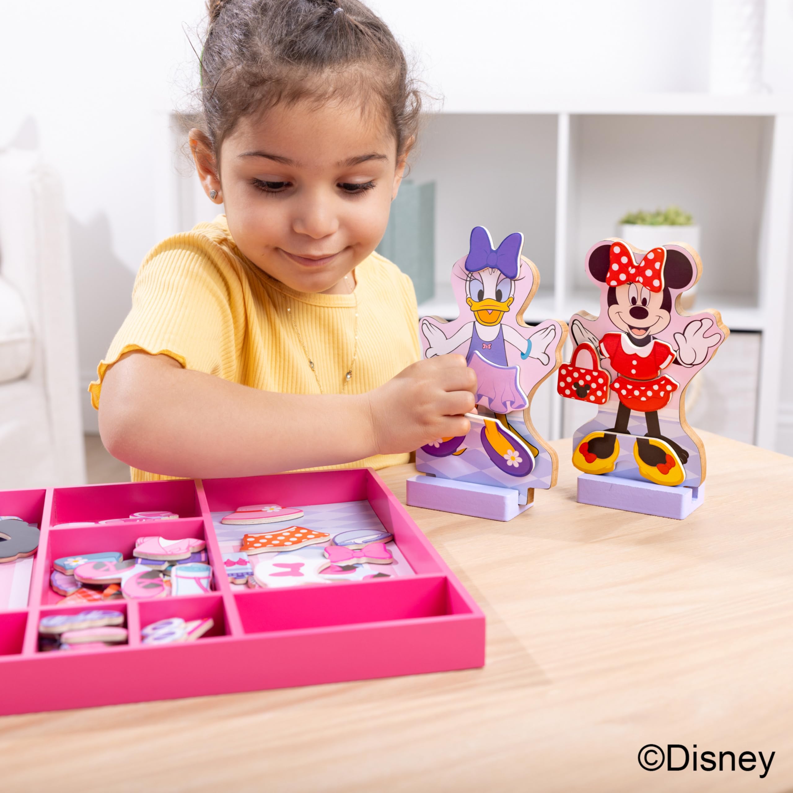 Melissa & Doug Disney Minnie Mouse e Daisy Duck Deluxe - 2 bambole magnetiche in legno con supporto per gioco di finzione, 52 pezzi, certificato FSC