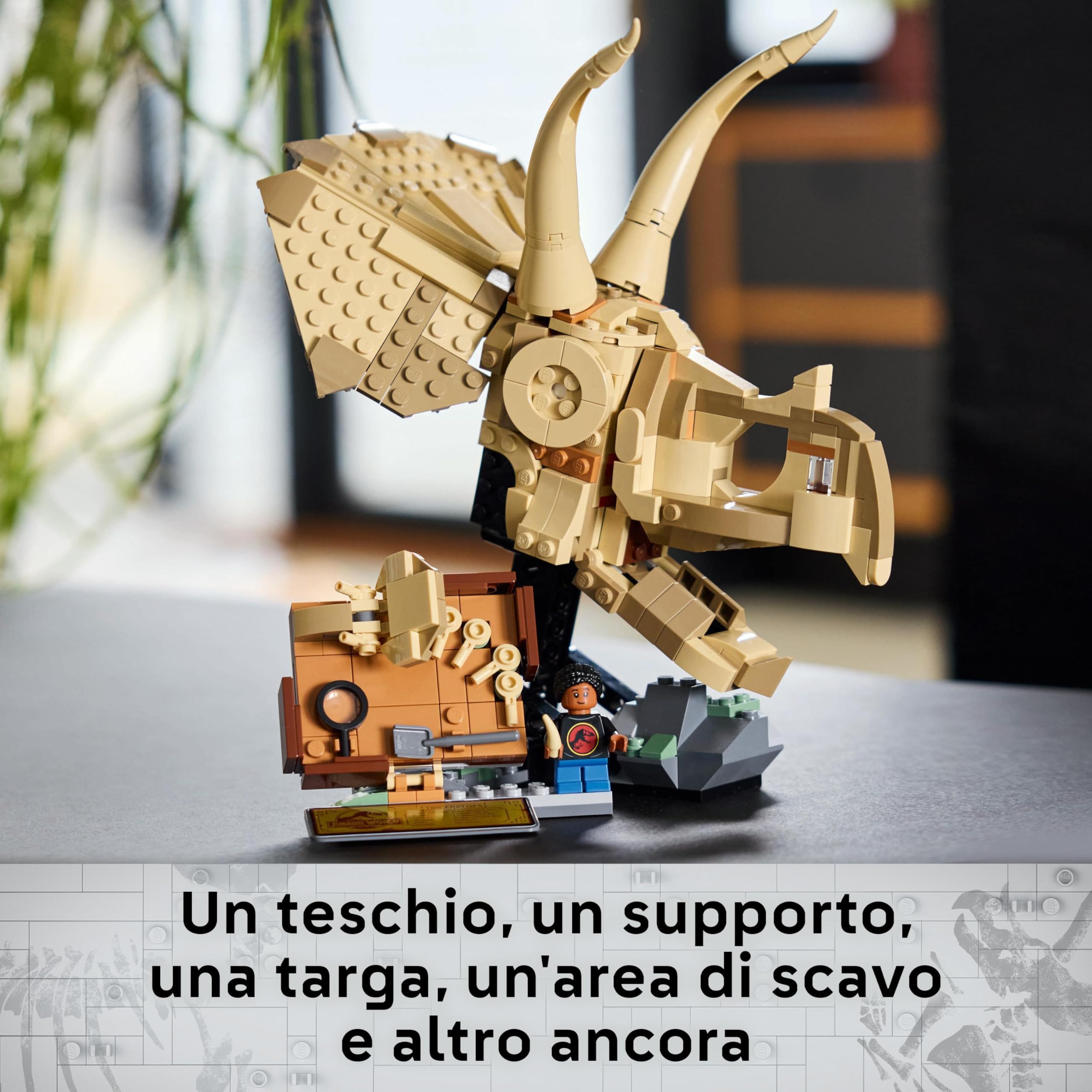 LEGO Jurassic World Fossili di Dinosauro: Teschio di Triceratopo, Giocattolo da Costruire con Mascella Apribile, Supporto, Minifigure, Targa Informativa e Ambra, Giochi per Bambini da 9 Anni 76969