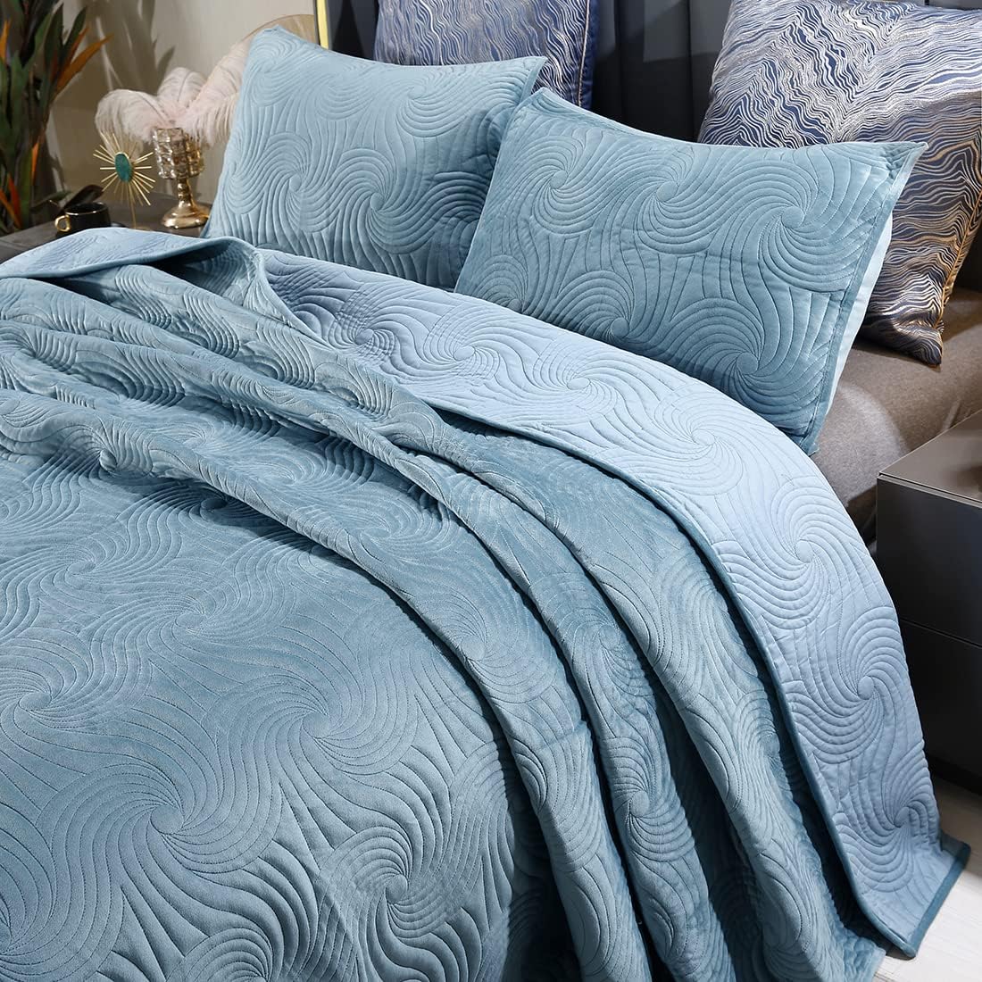 vctops Plush Poly Velvet Quilt Set Oversized Queen 3 Pieces Luxurious Soft & Warm Reversible Quilted Bedspread Comforter Coverlet with Pillow Shams (Blue,104"x92")
