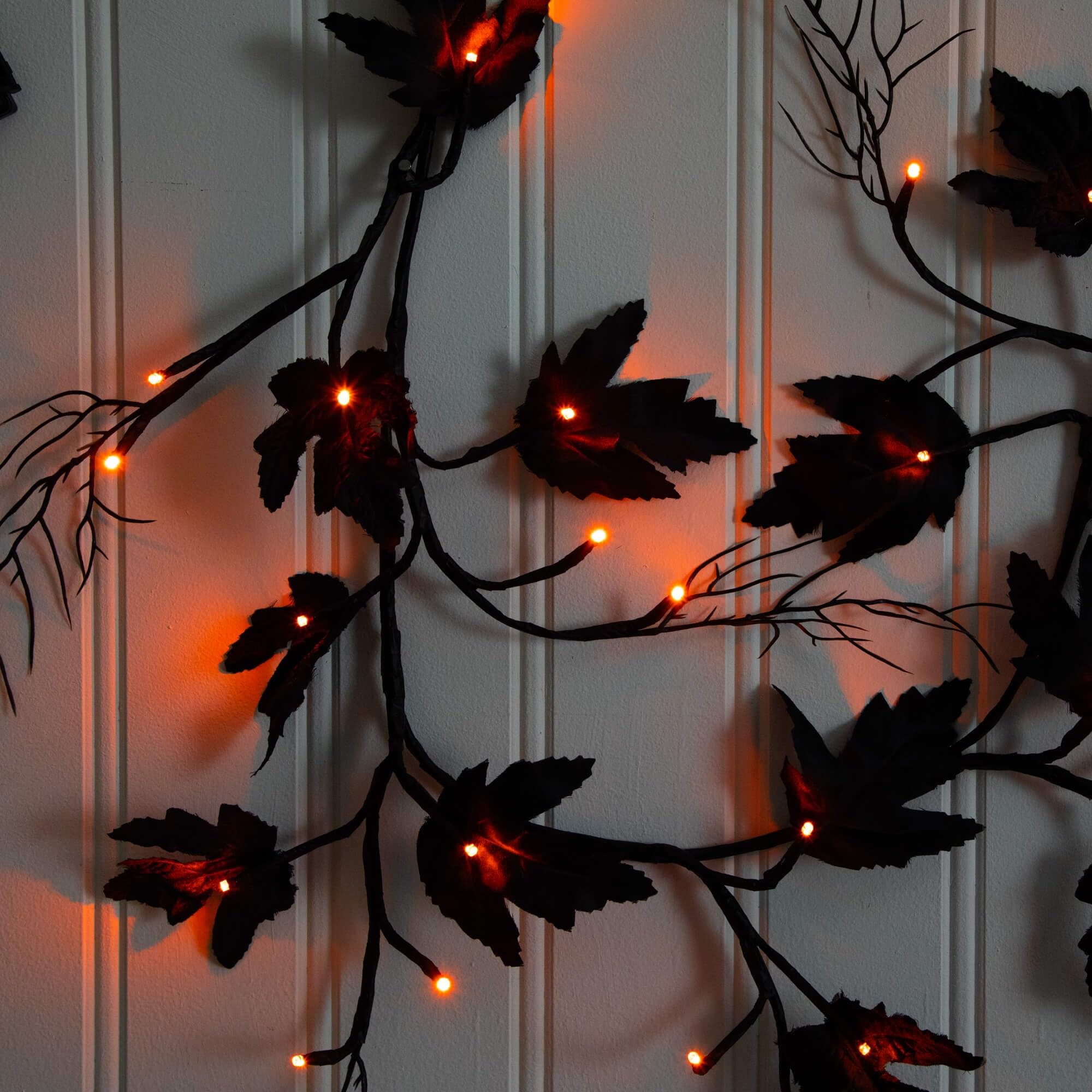 Nearly Natural Guirnalda de Arce Negro de Halloween preiluminada de 6.5 pies con 48 Luces LED Naranjas y moradas