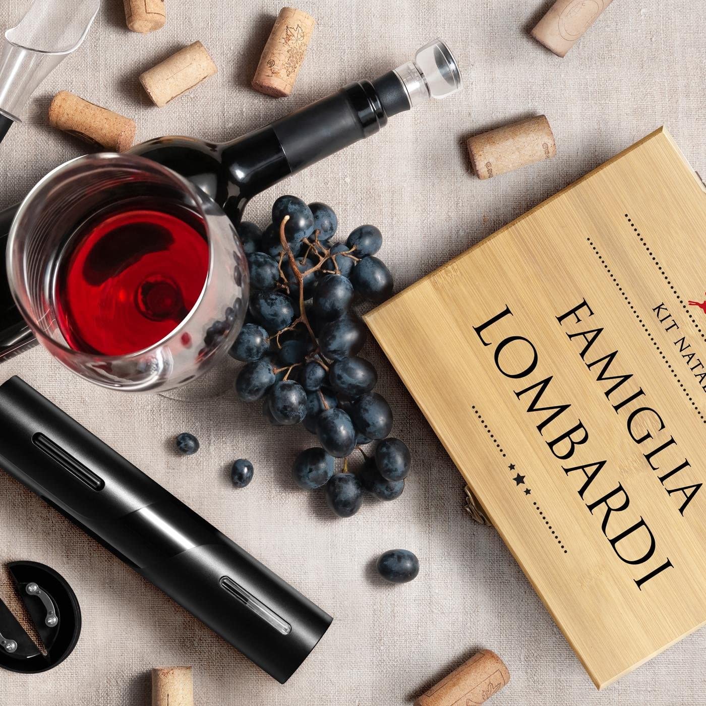 Maverton Stappa Bottiglie Elettrico - Set Accessori Vino + Cavatappi Birra - da 6 Pezzi - Personalizzato a Stampa - Scatola in Legno di Bambù - 27x22x7 cm - per le Coppie - regalo di Natale - Natale