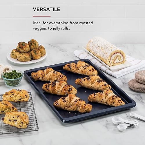 Miniatura 4 de KitchenAid Bandeja antiadherente para hornear con asas extendidas para un fácil agarre, acero aluminizado para promover la cocción uniforme, azul