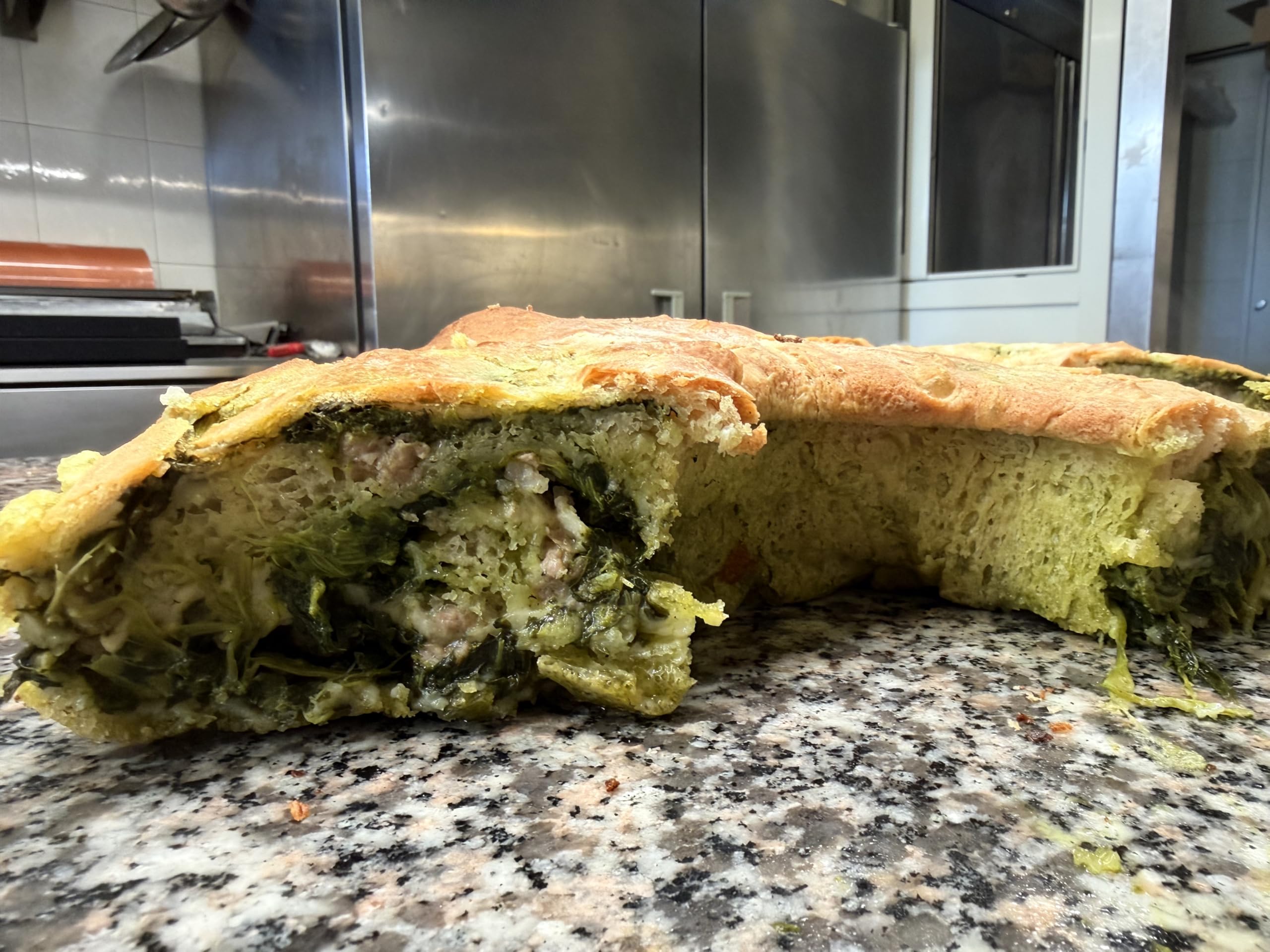Casatiello Napoletano Artigianale con Salsiccia, Friarielli e Provola, Cotto a Legna, 1,5 Kg