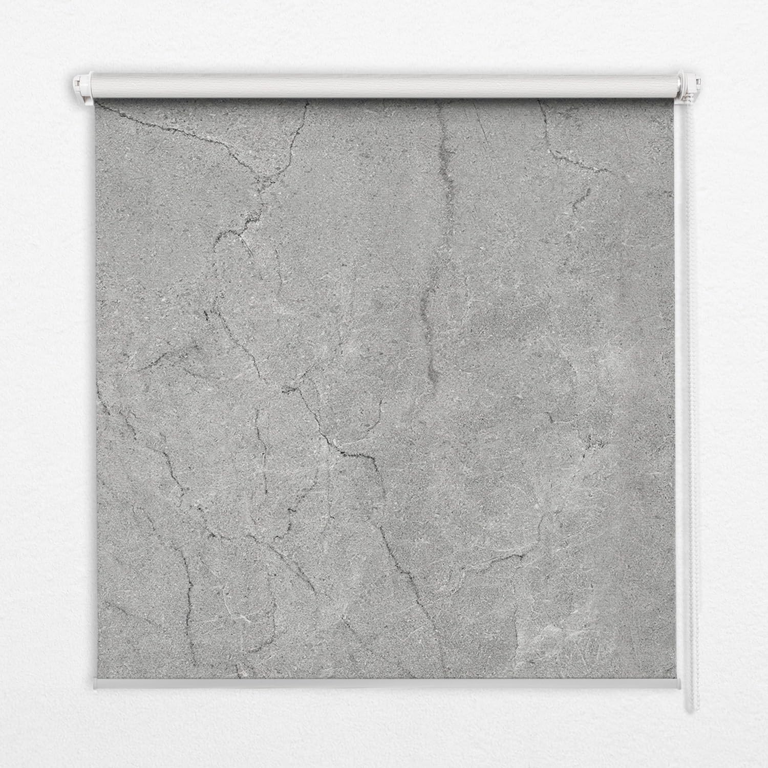 Store enrouleur occultante gris effet marbre pour tamiser la chambre sans percer