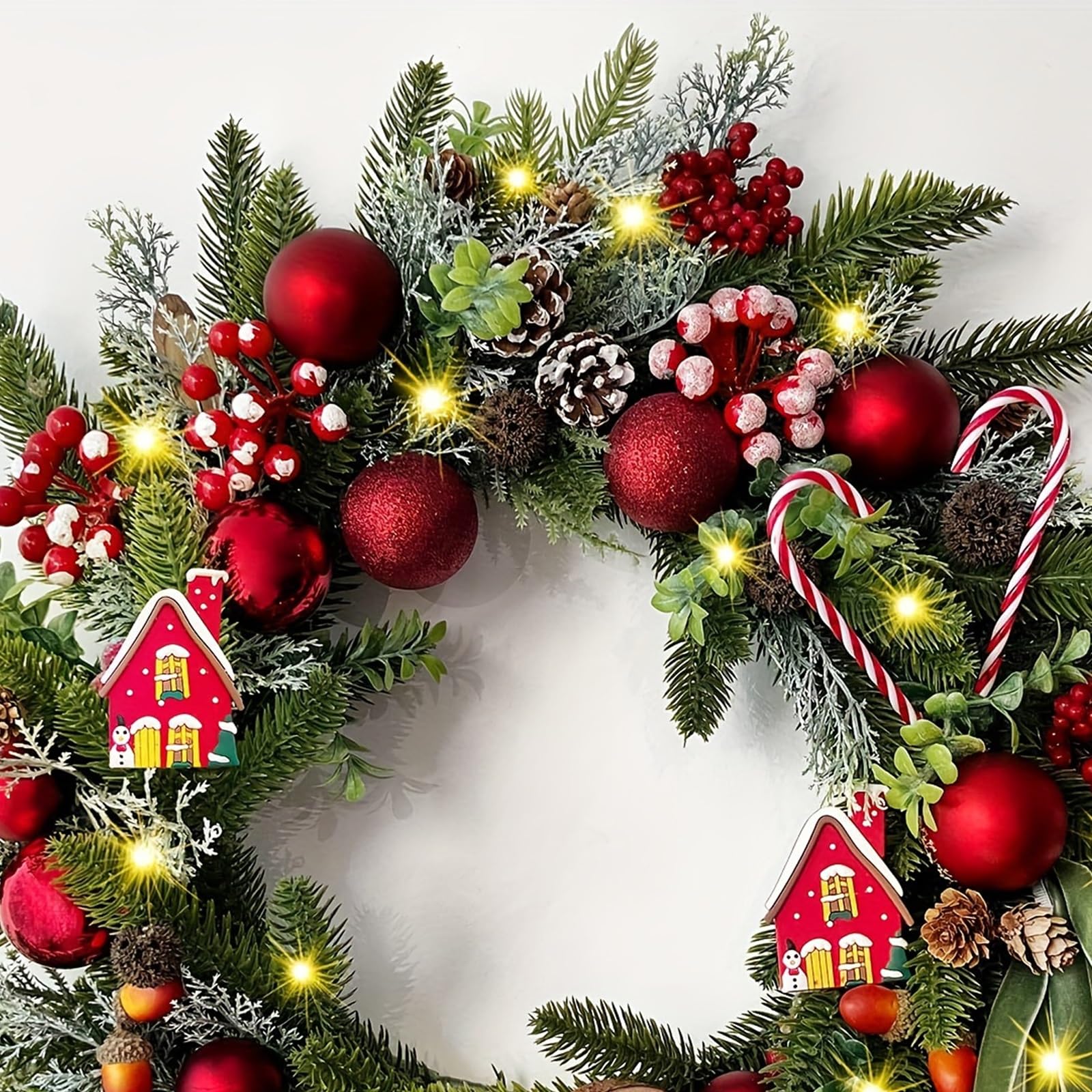 Corona artificial de Navidad para puerta con guirnalda de hoja perenne, adornos de bastón de caramelo, piñas, bayas y lazos para decoración de pared interior y exterior