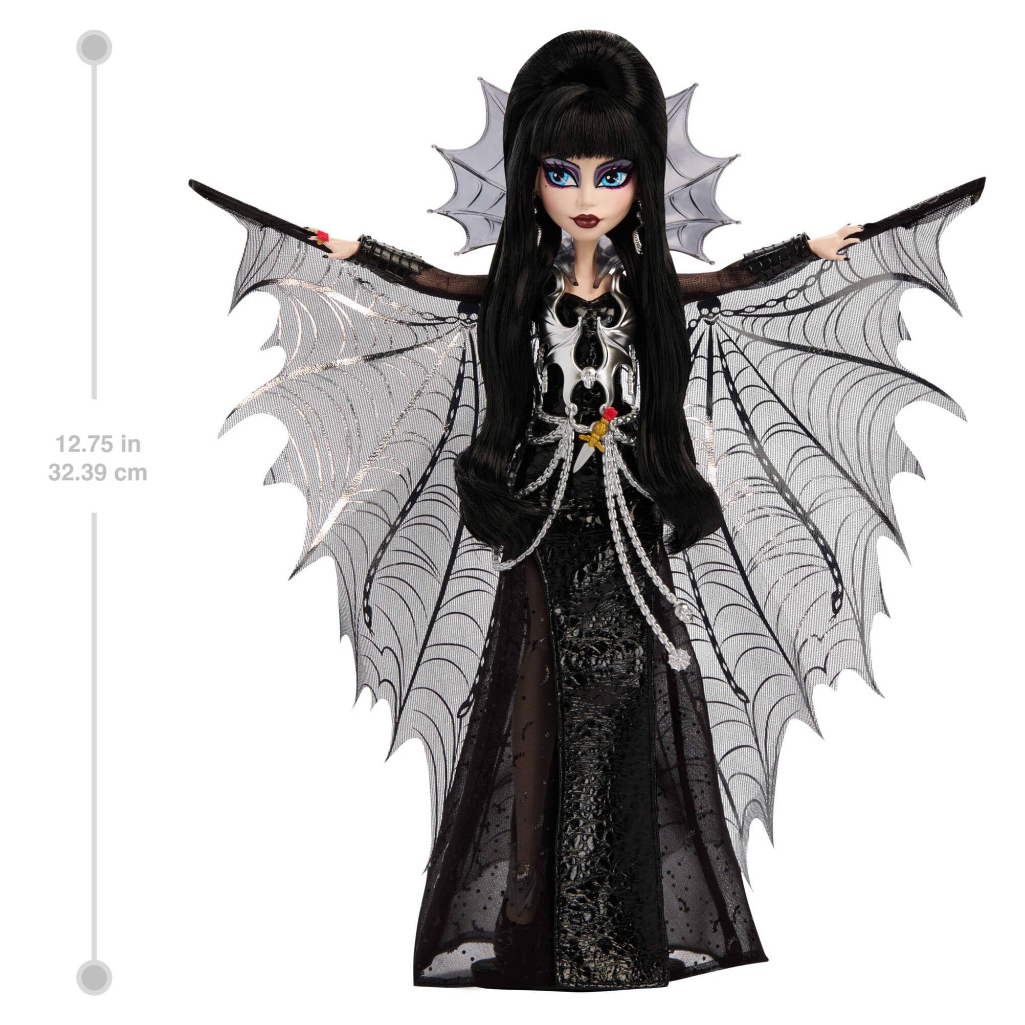 Monster High Elvira, Reina de Las tinieblas Muñeca Coleccionable con un Vestido de Cuero sintético Negro, una Capa Plateada con alas de murciélago y Accesorios de Lujo, HYV99 | Elvira en vestido negro de piel sintética con capa de murciélago plateado y ac