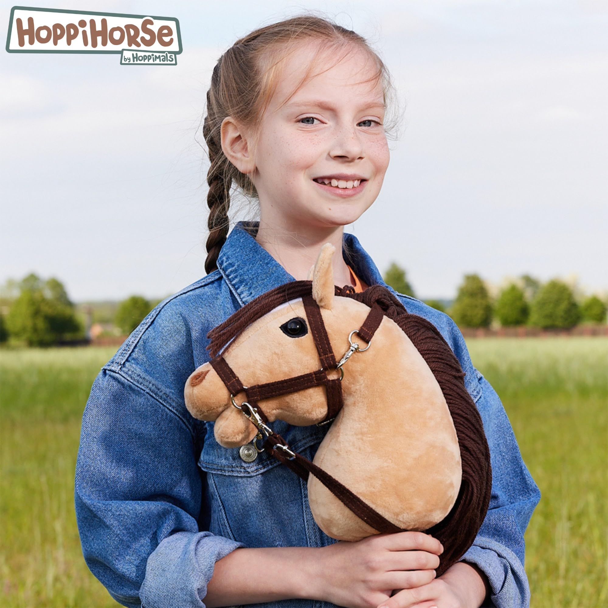 HOPPIHORSE-Edizione Sportiva Hobby Horse A4, Cavallo con bastone con cavezza, redini, tracolla, coda e impugnatura in silicone, Hobby horse cavallo di alta qualità in peluche in una confezione regalo