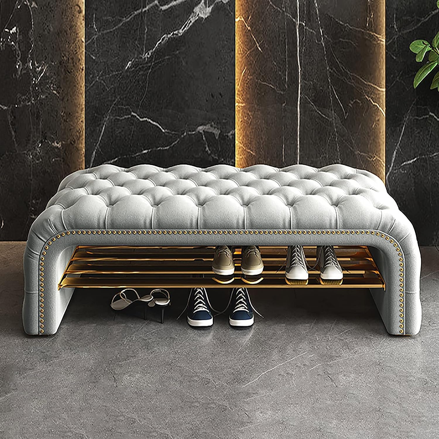Banc à chaussures rembourré pour optimiser l'organisation de votre entrée moderne