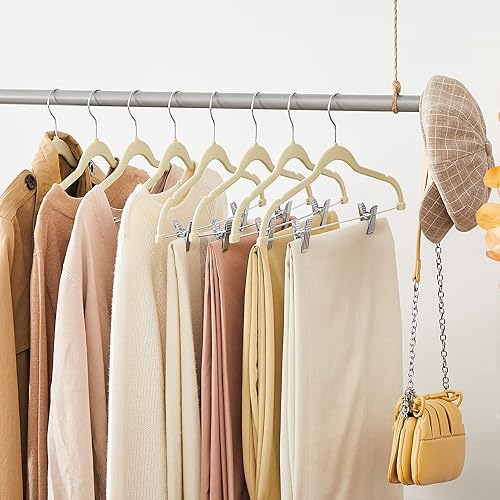 Miniatura 3 de SONGMICS Paquete de 20 perchas para pantalones, perchas de terciopelo de 16.7 pulgadas de largo con clips ajustables, resistentes, antideslizantes,