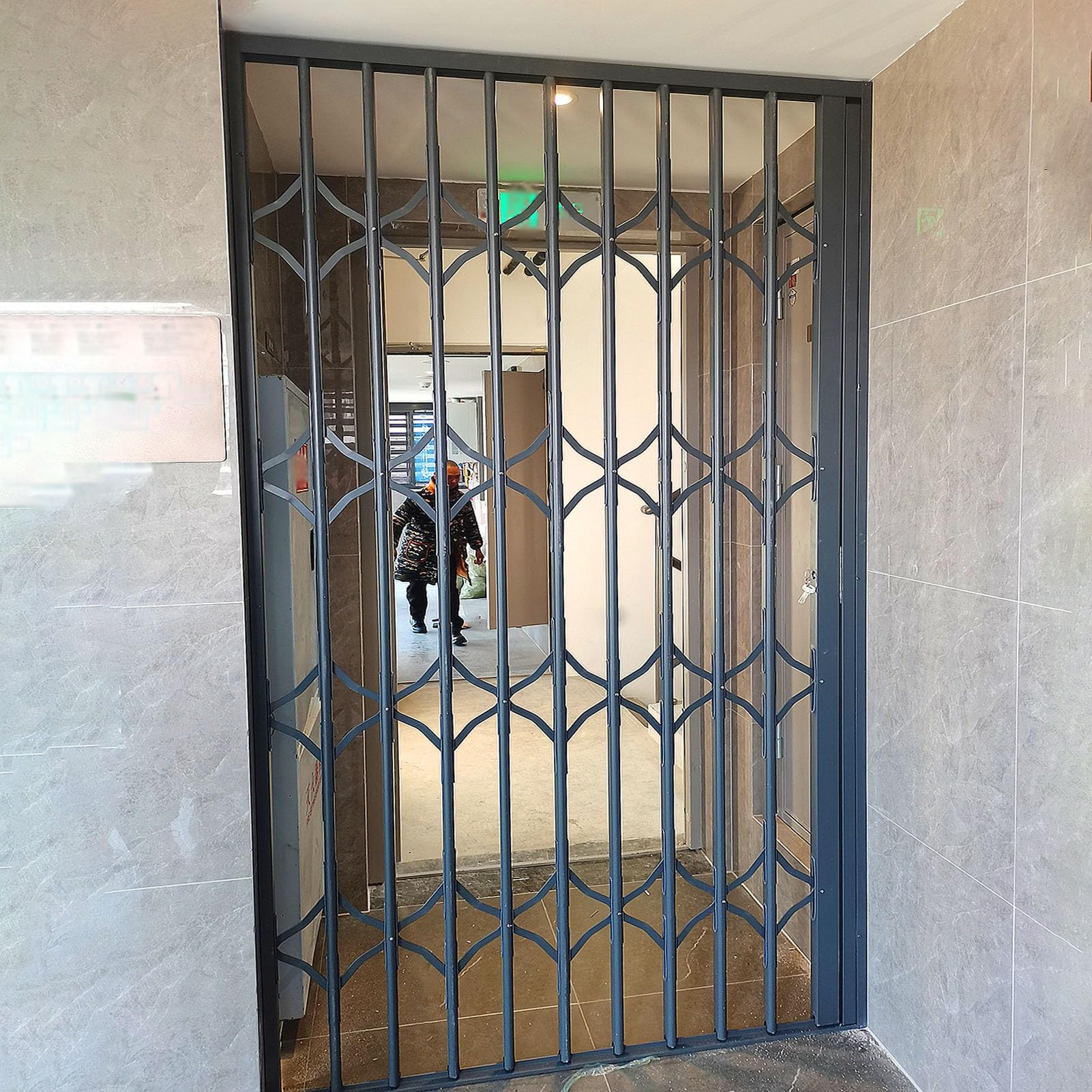 Rejilla de seguridad para ventanas y puertas correderas con cerradura y rejilla de aluminio resistente para uso en interiores y exteriores, ideal para balcones y pasillos (135 x 120 cm (ancho x alto