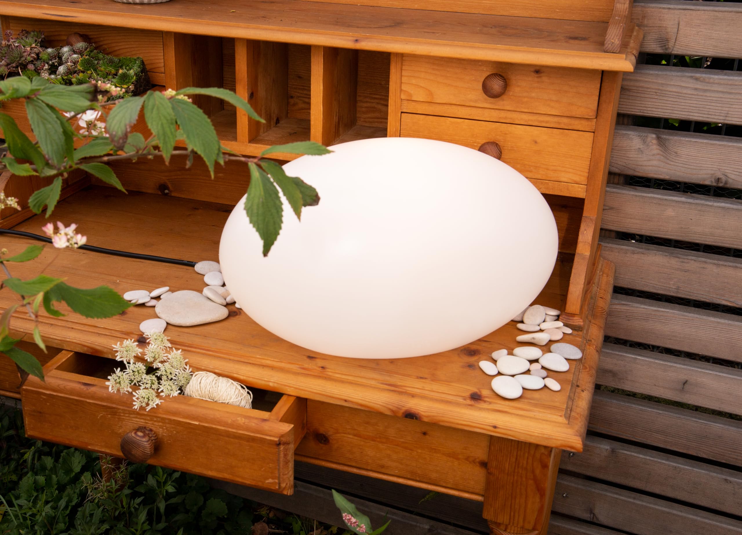 8 seasons design Shining Eye, ovale LED Kugel 42 x 24 cm (weiß), E27 Fassung inkl. Leuchtmittel in warmweiß, Leuchtkugel für außen und innen, Garten, Balkon, Terrasse