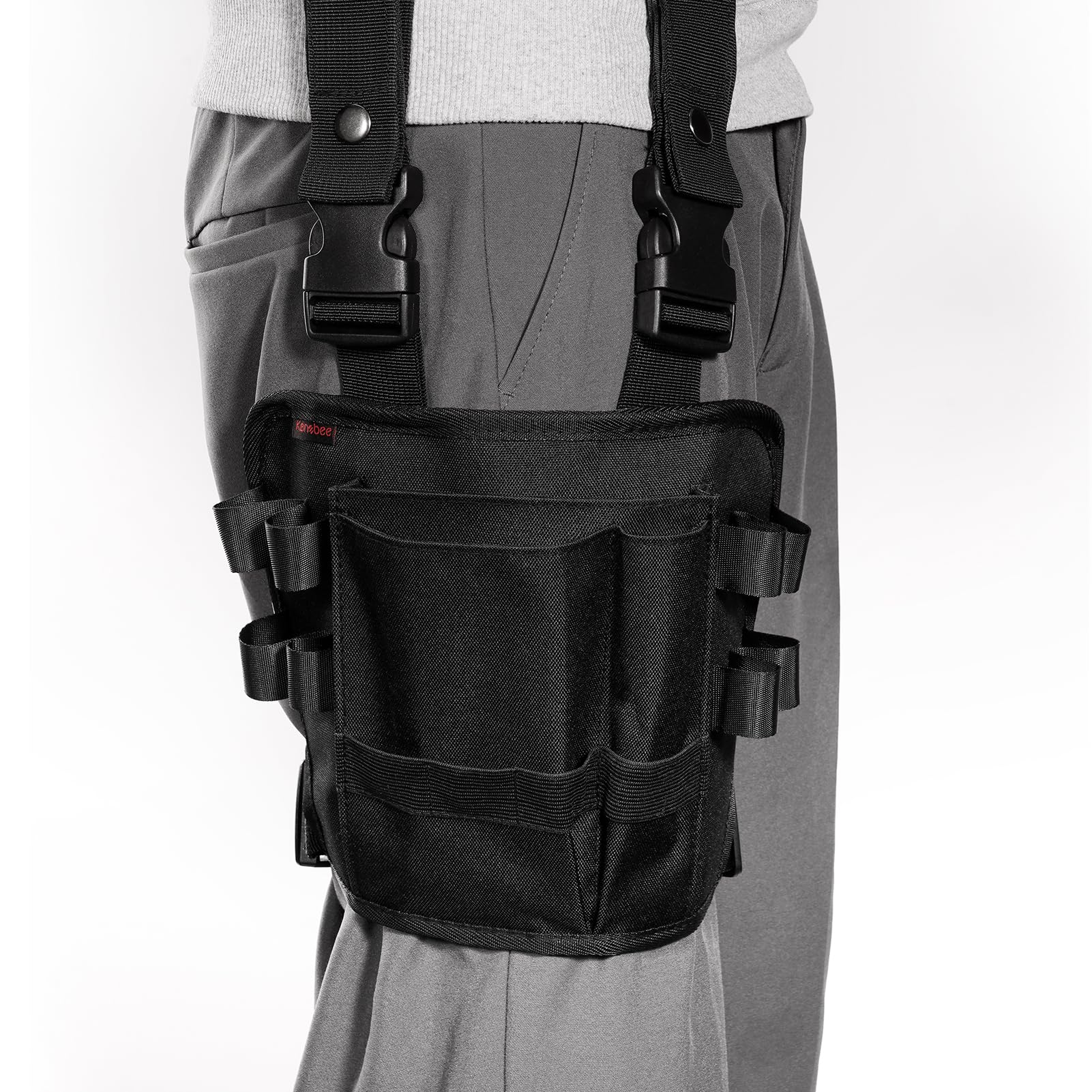 Een zwarte holster met riem voor volwassenen